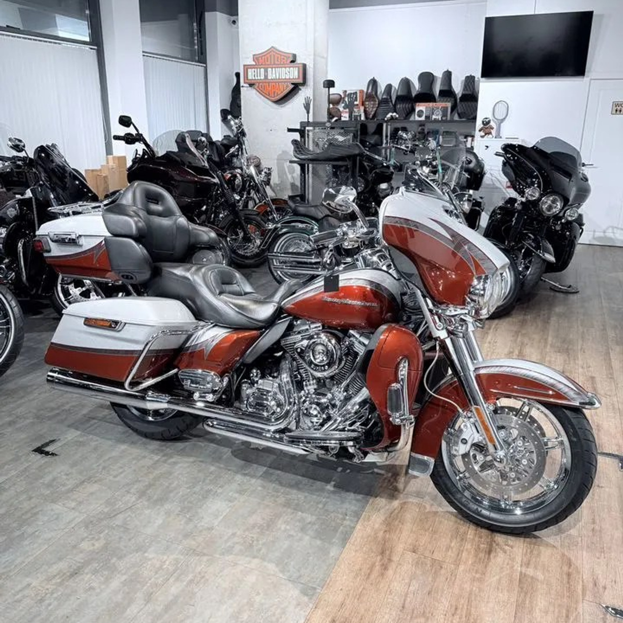 2014 CVO Limited 110 АВS Stаrdust Silvеr Sunsеt Оrаngе