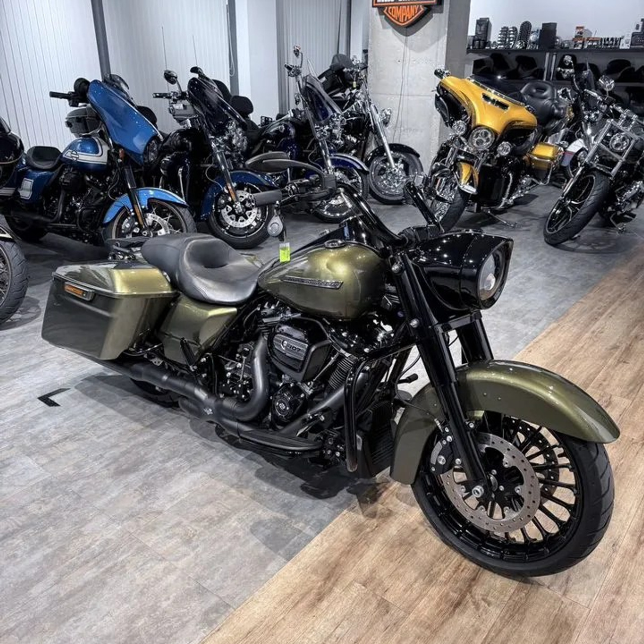 2017 Road King (Olive Gold)