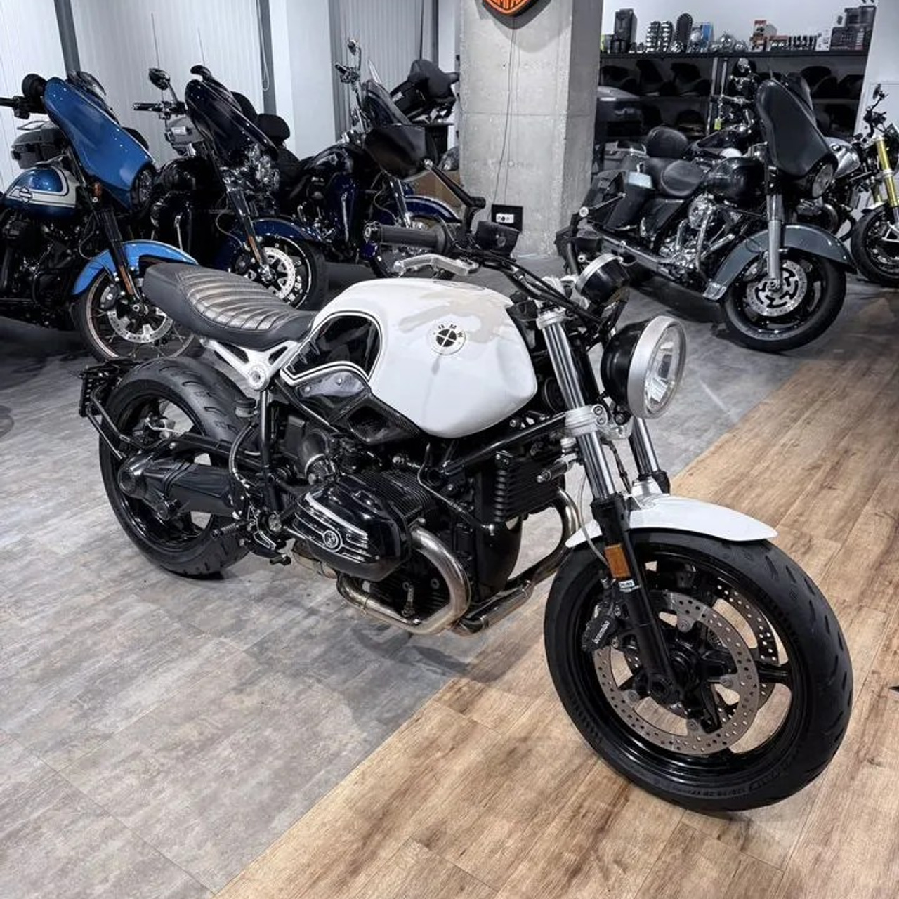 BMW R9T (White Scrambler)