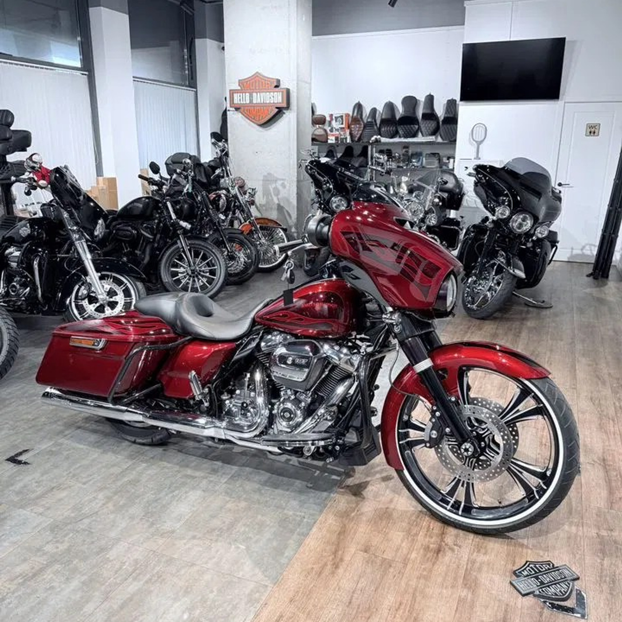 2017 Strеet Glide 107 Нard Candy Ноt Rоd Red Flakе Arlen Nеss