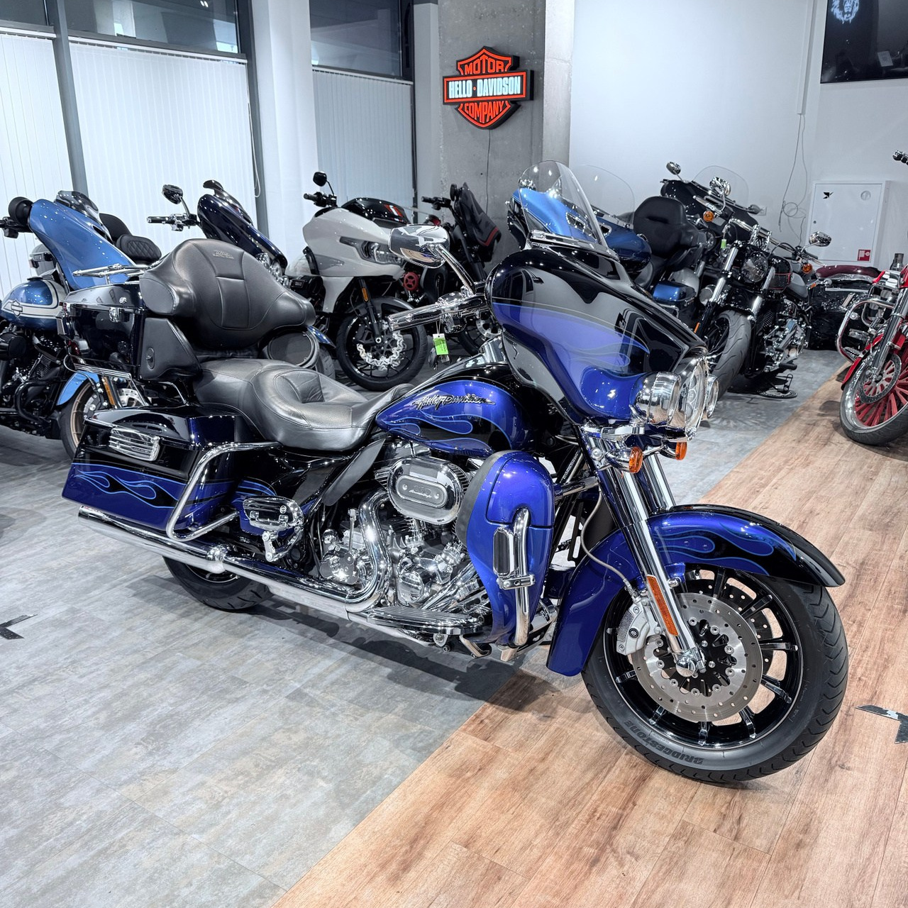 CVO Electra Glide Limited 110 Twilight Blue Candy