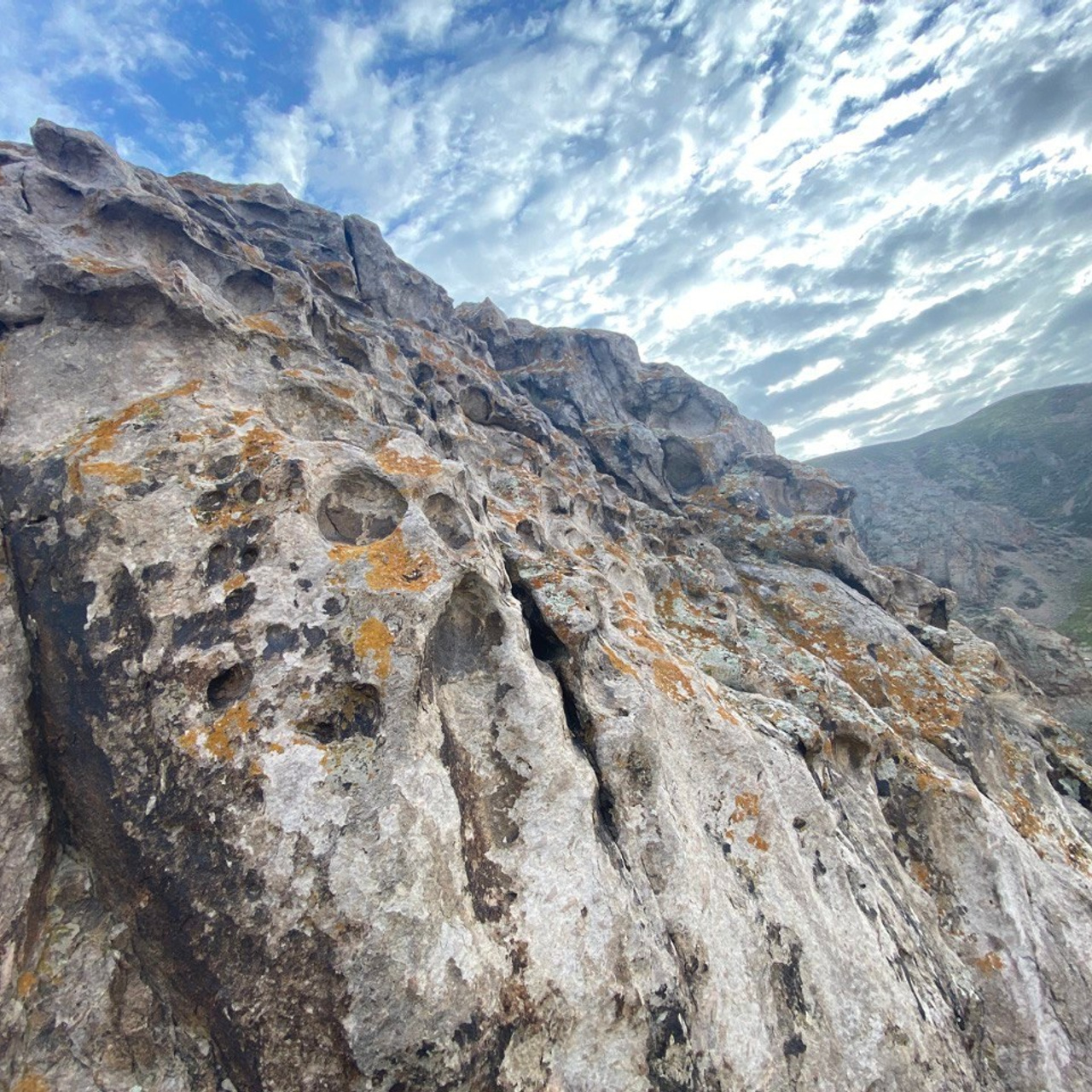 Экскурсия и тур в Крепость Номад и к Петроглифам Тамгалы Тас Будда из Алматы