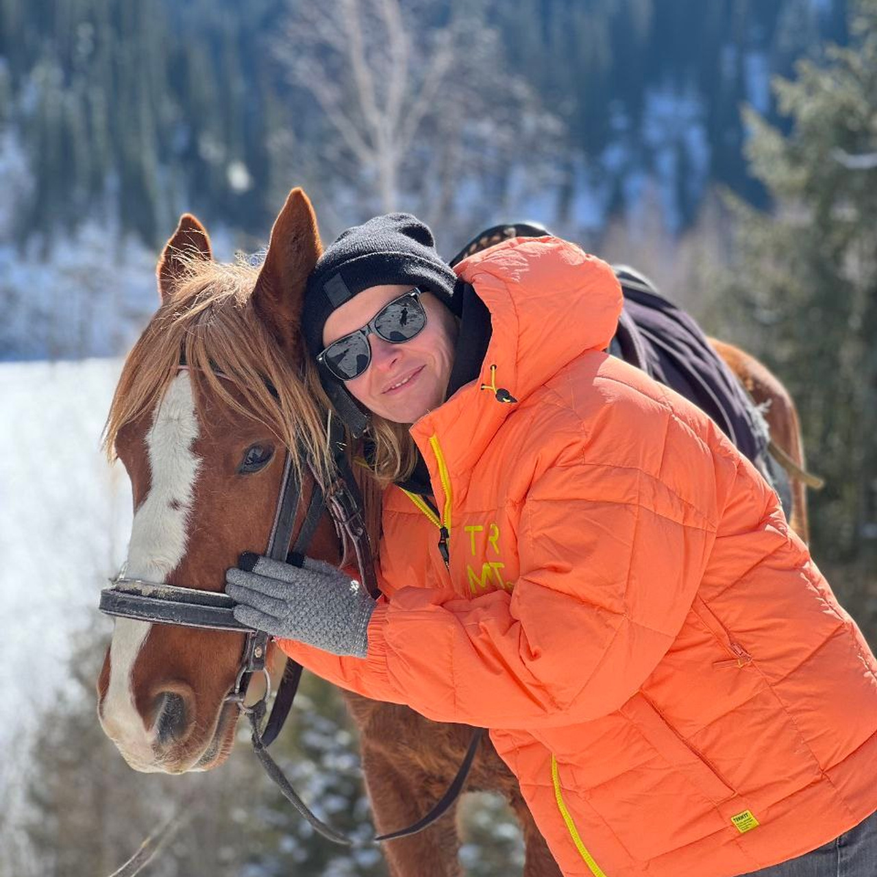 Турист на конной прогулке, озеро Каинды