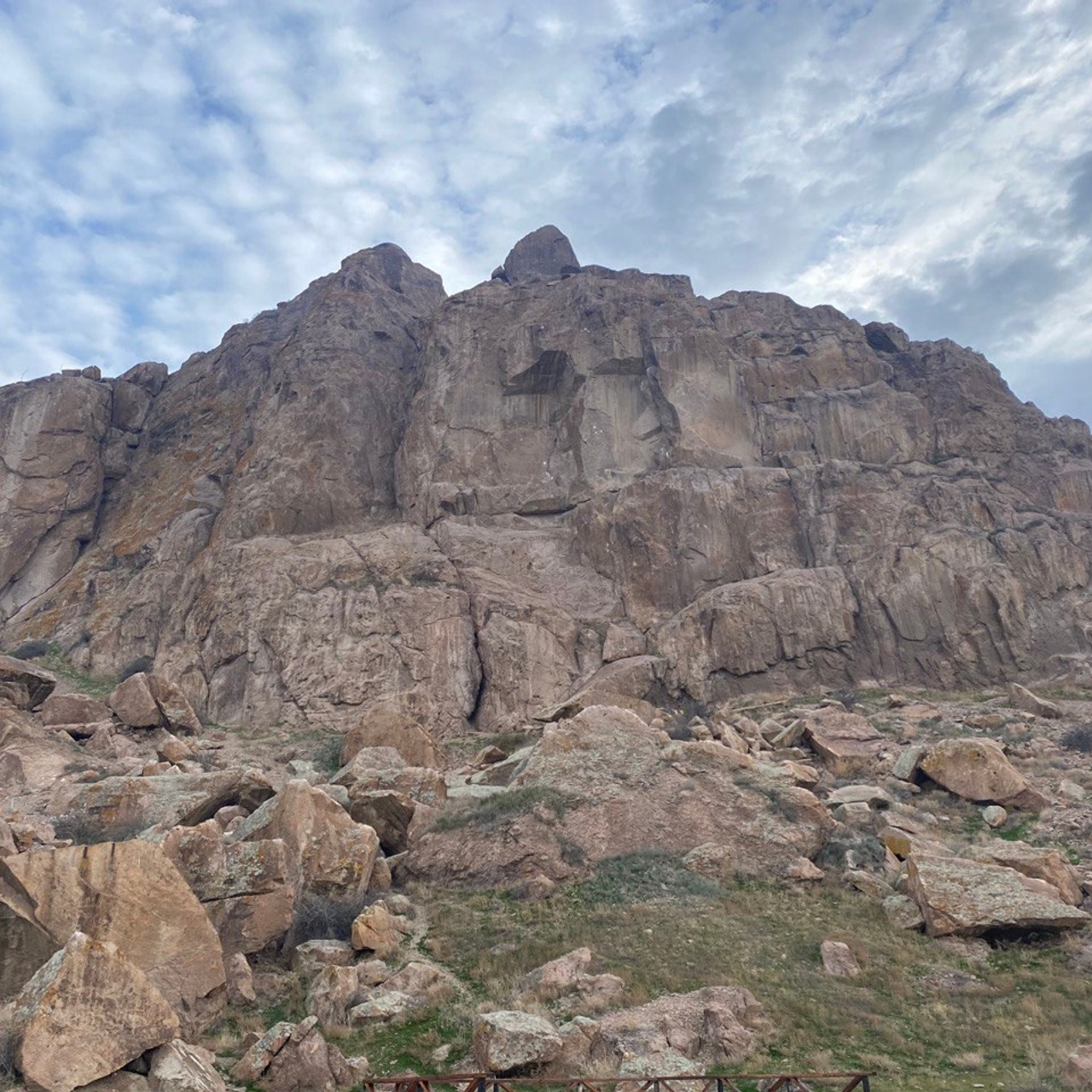 Экскурсия и тур в Крепость Номад и к Петроглифам Тамгалы Тас Будда из Алматы