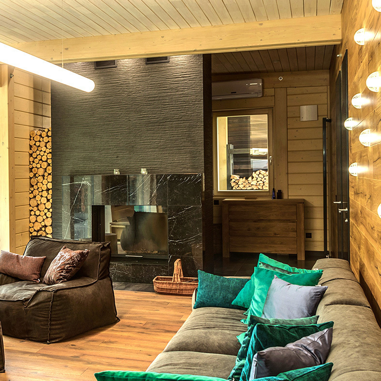 Частный коттедж с панорамным остеклением и альпийской горкой во дворе.