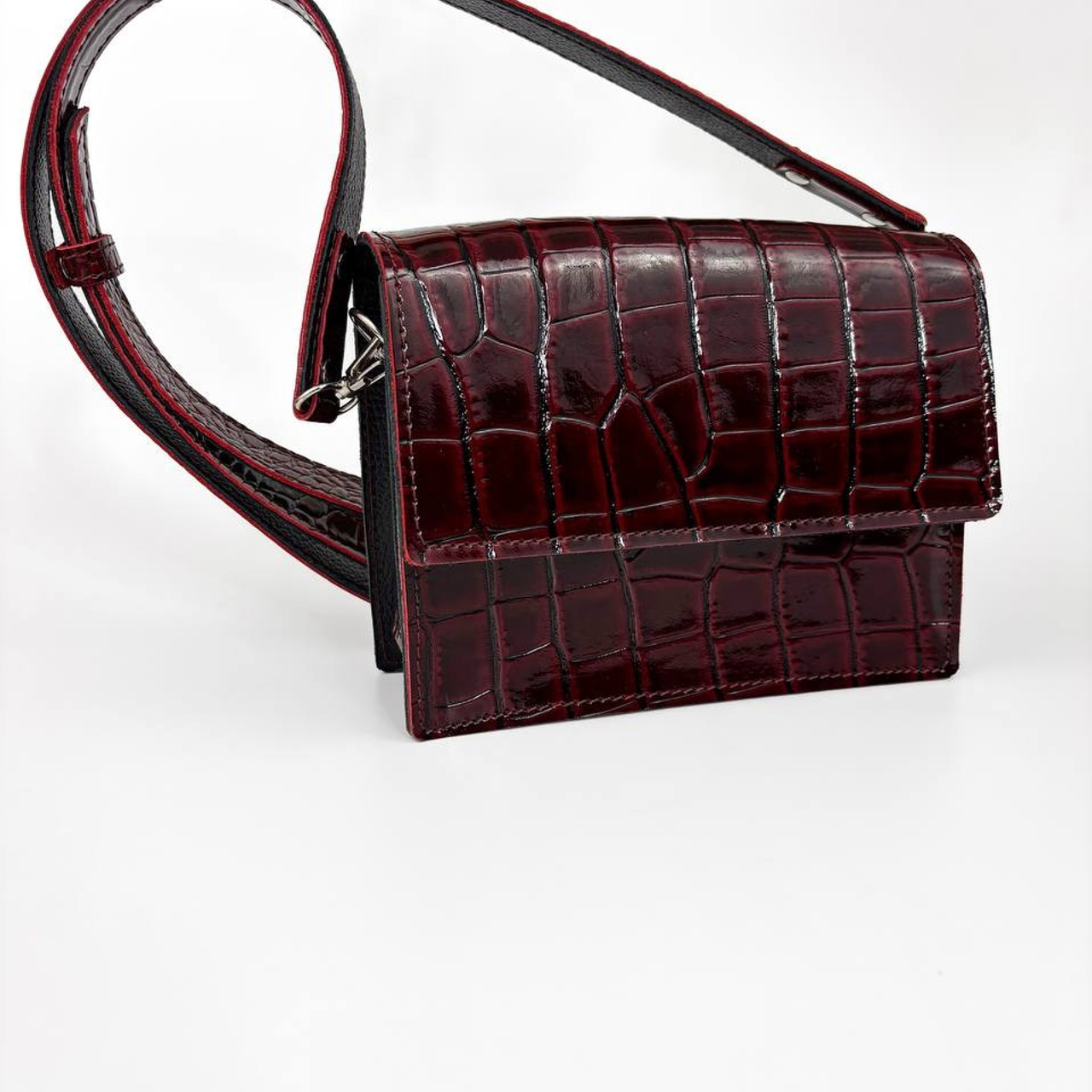 Юта мини бордовая лаковая. Бренд Alligatore Biaco — это изящные изделия из натуральной кожи