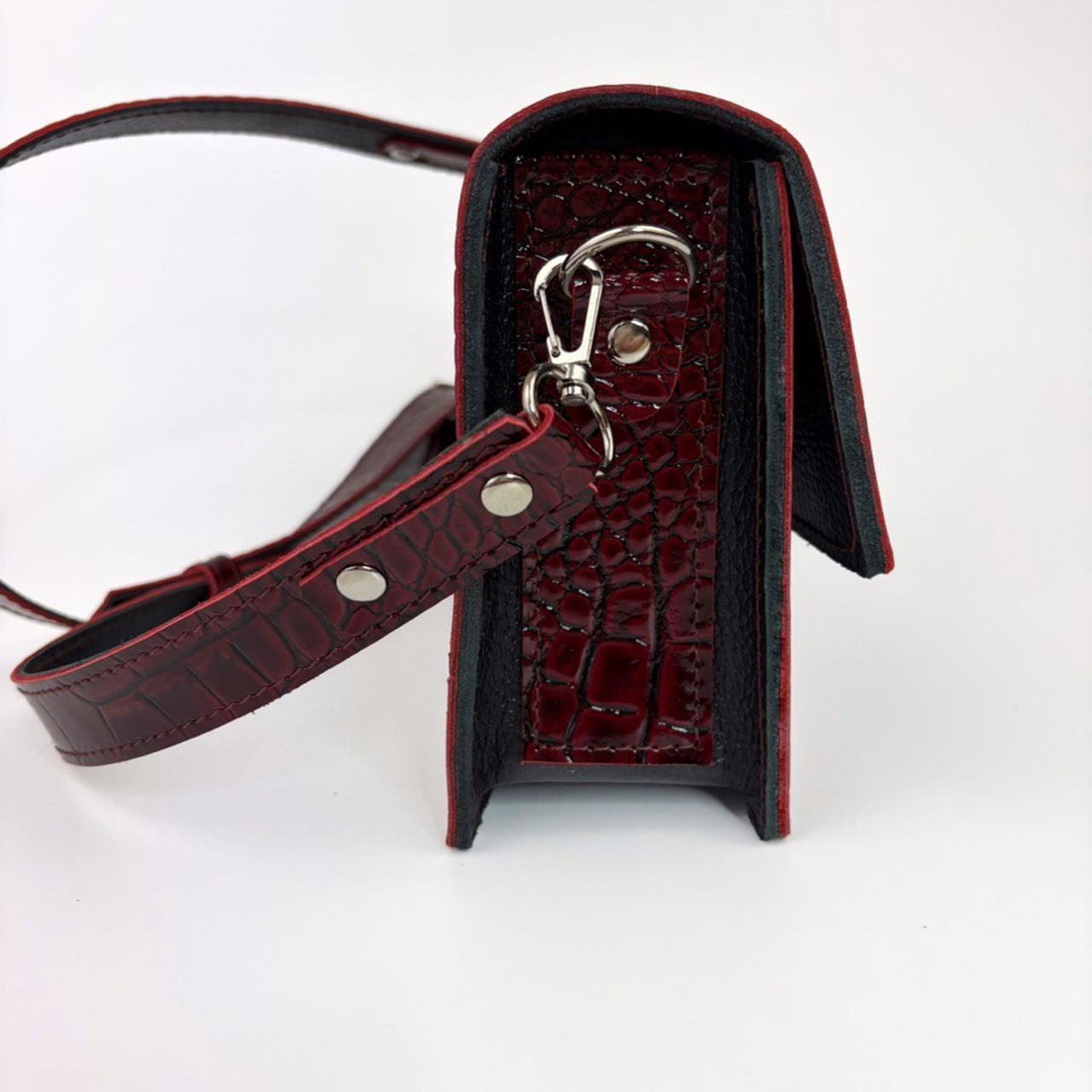 Юта мини бордовая лаковая. Бренд Alligatore Biaco — это изящные изделия из натуральной кожи