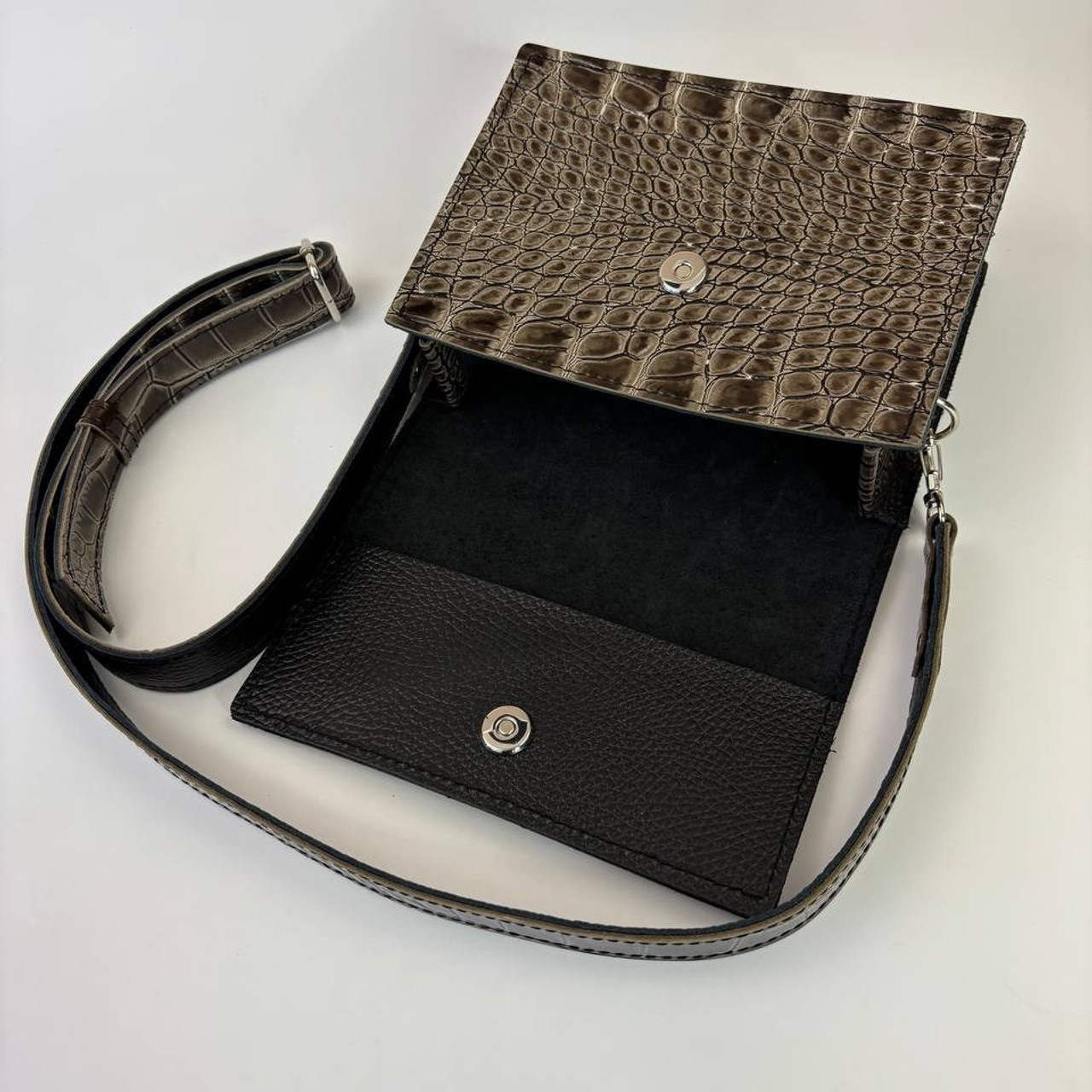 Юта мини оливковая лаковая. Бренд Alligatore Biaco — это изящные изделия из натуральной кожи