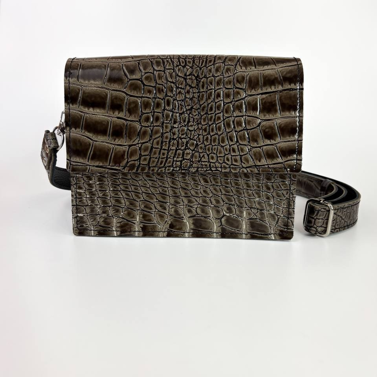 Юта мини оливковая лаковая. Бренд Alligatore Biaco — это изящные изделия из натуральной кожи