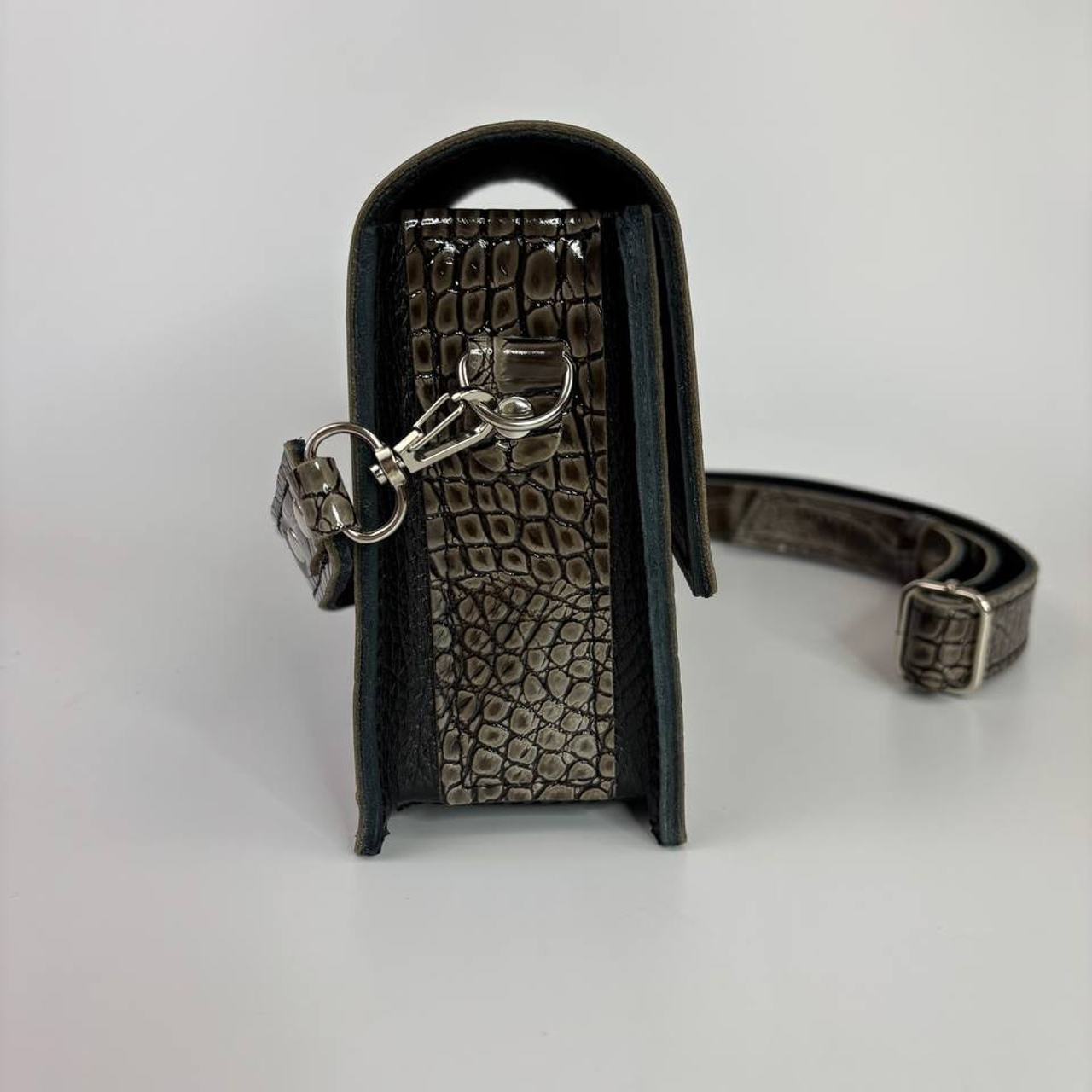 Юта мини оливковая лаковая. Бренд Alligatore Biaco — это изящные изделия из натуральной кожи