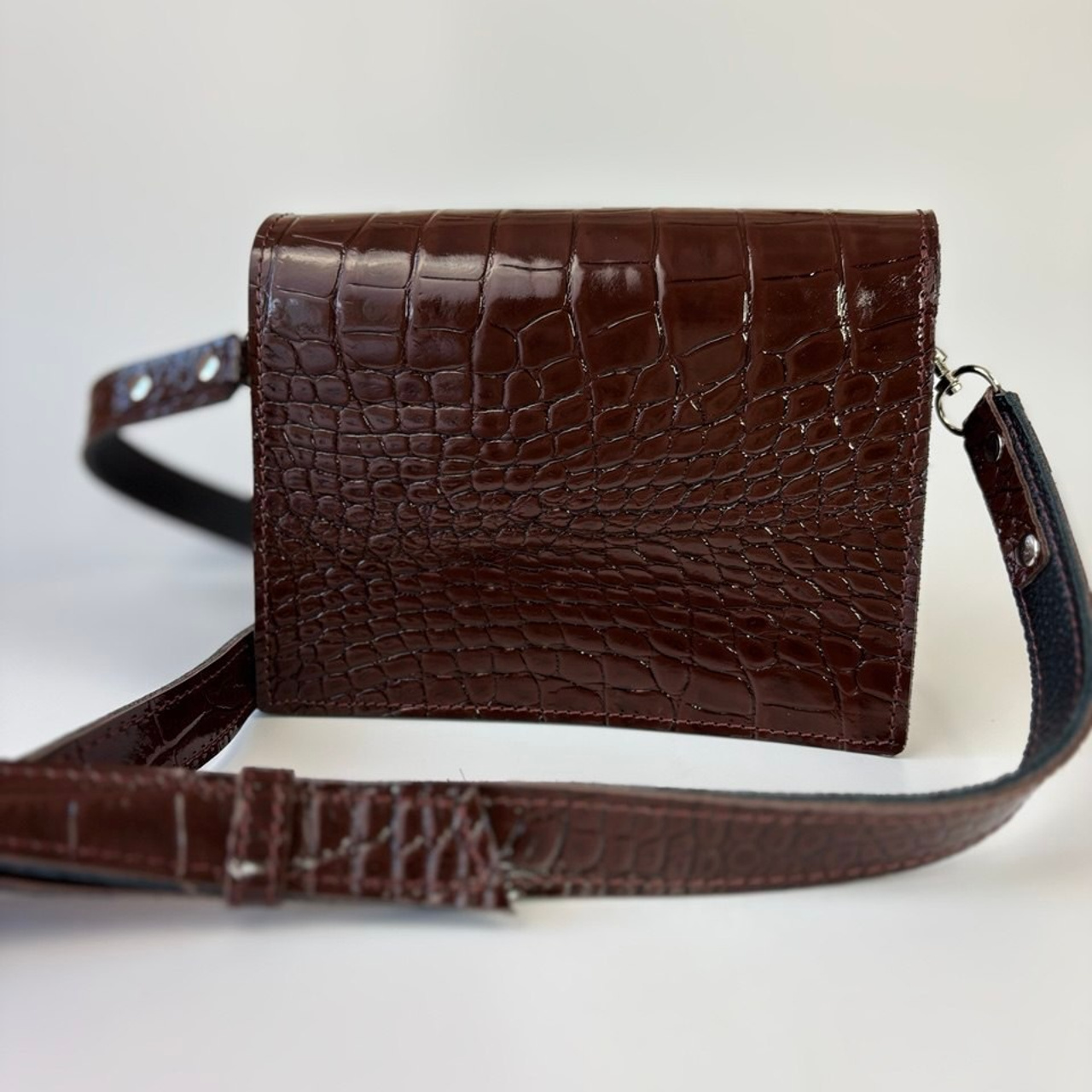 Юта мини коричневая лаковая. Бренд Alligatore Biaco — это изящные изделия из натуральной кожи