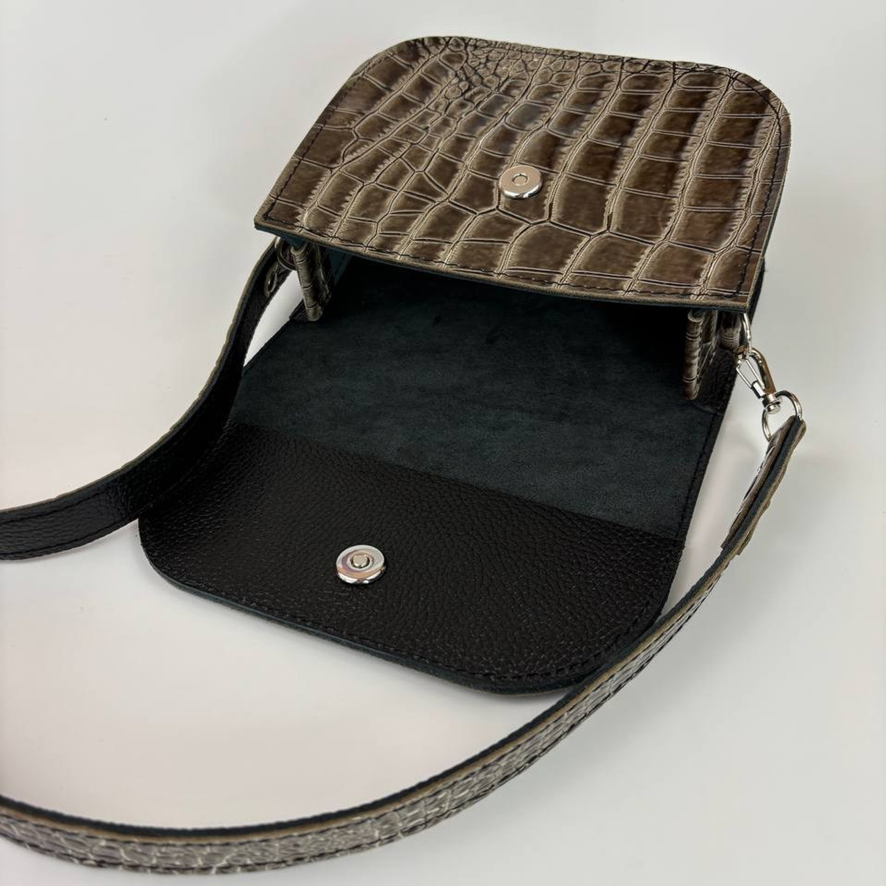 Нэя оливковая лаковая. Бренд Alligatore Biaco — это изящные изделия из натуральной кожи