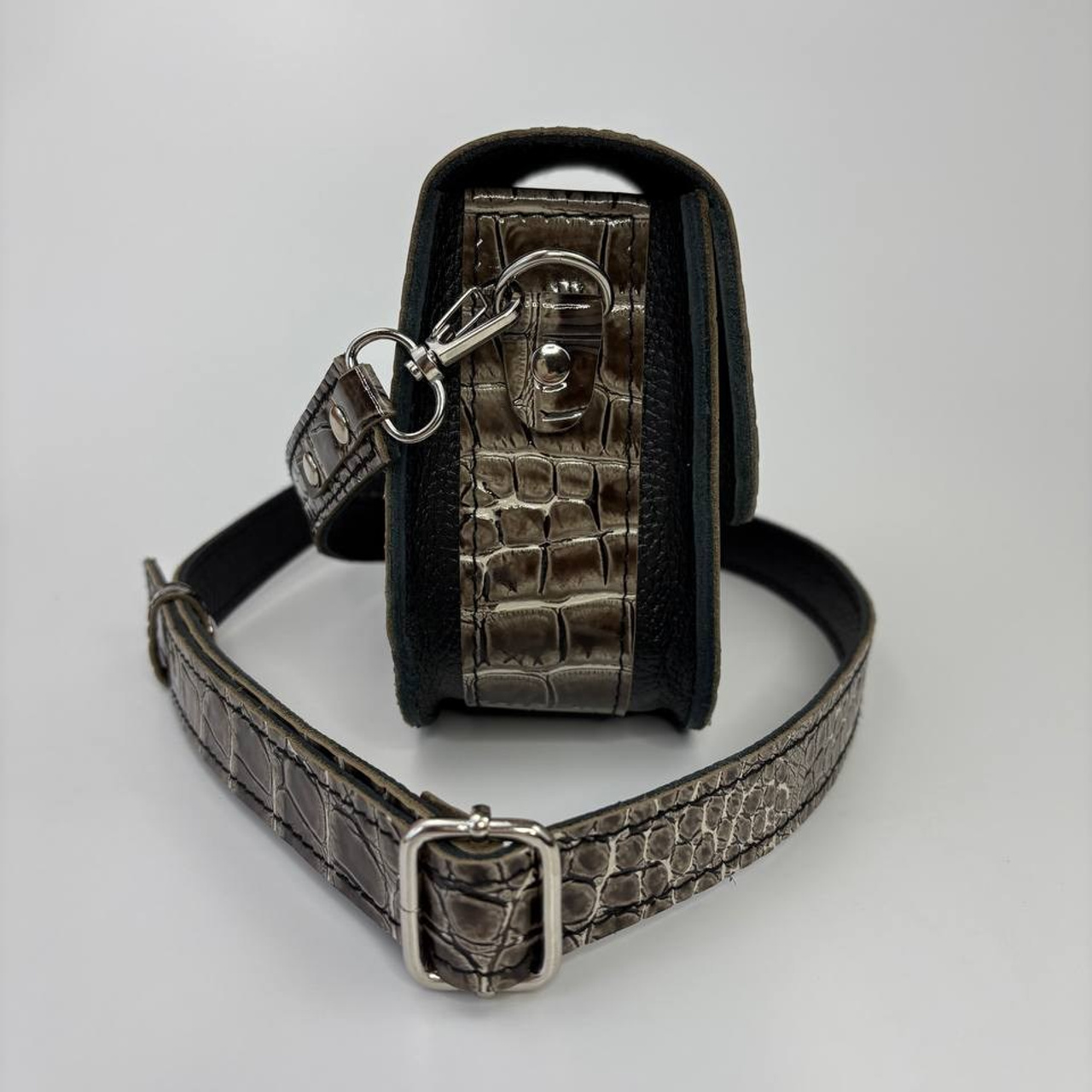 Нэя оливковая лаковая. Бренд Alligatore Biaco — это изящные изделия из натуральной кожи