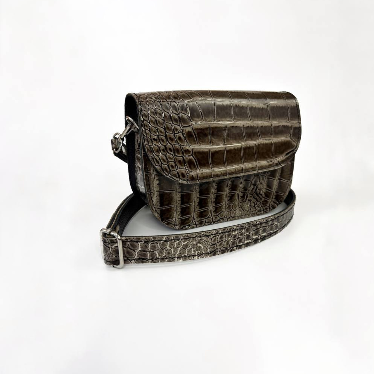 Нэя оливковая лаковая. Бренд Alligatore Biaco — это изящные изделия из натуральной кожи