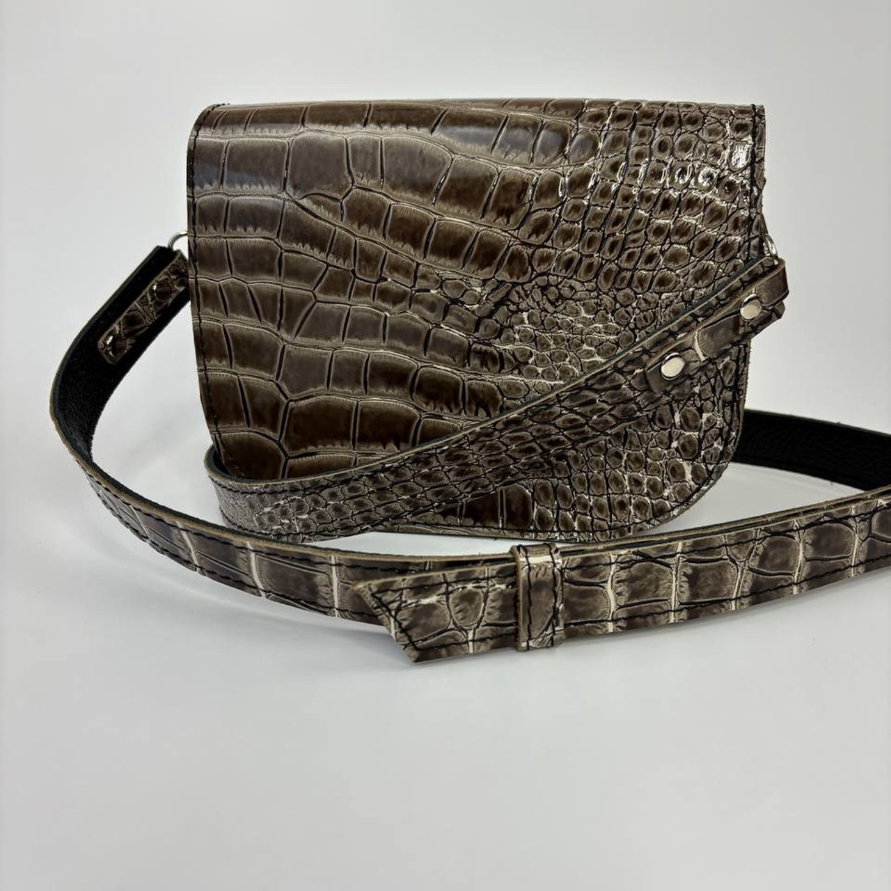 Нэя оливковая лаковая. Бренд Alligatore Biaco — это изящные изделия из натуральной кожи