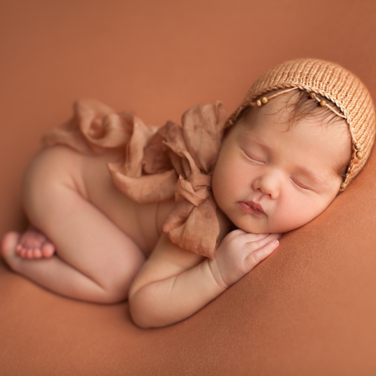 Только малыш на тканевых фонах. Фотограф новорожденных в Москве ньюборн