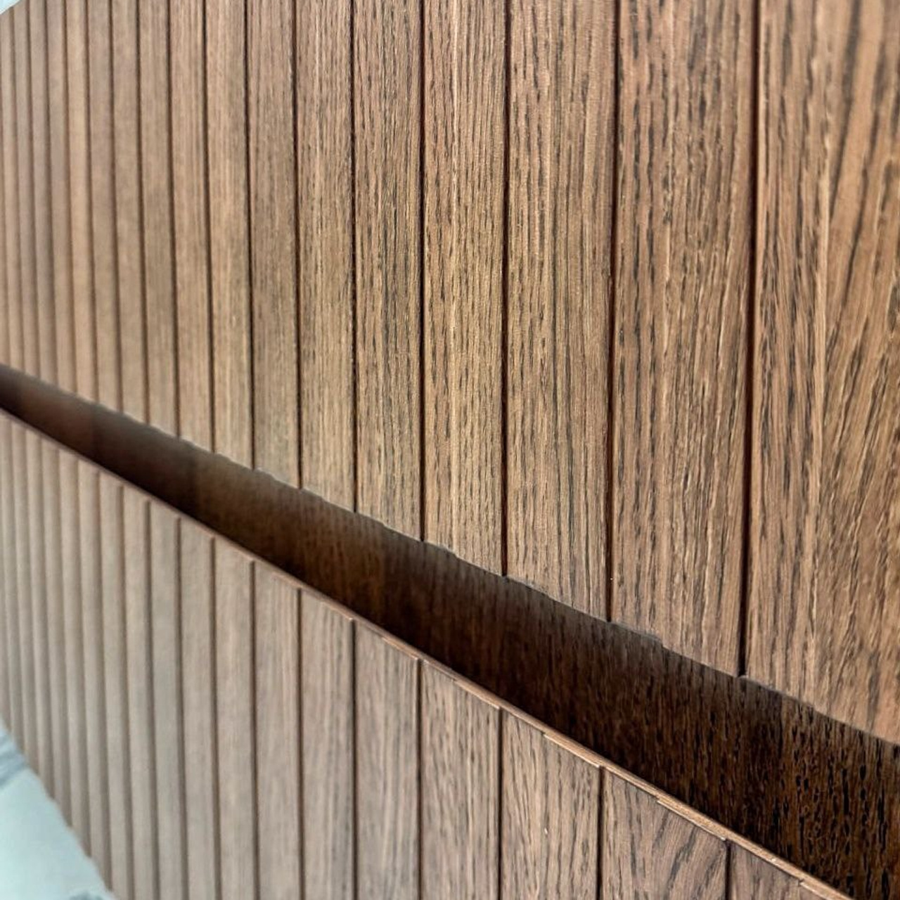 Сложное — возможное: фасады с фрезеровкой и вставками из дуба