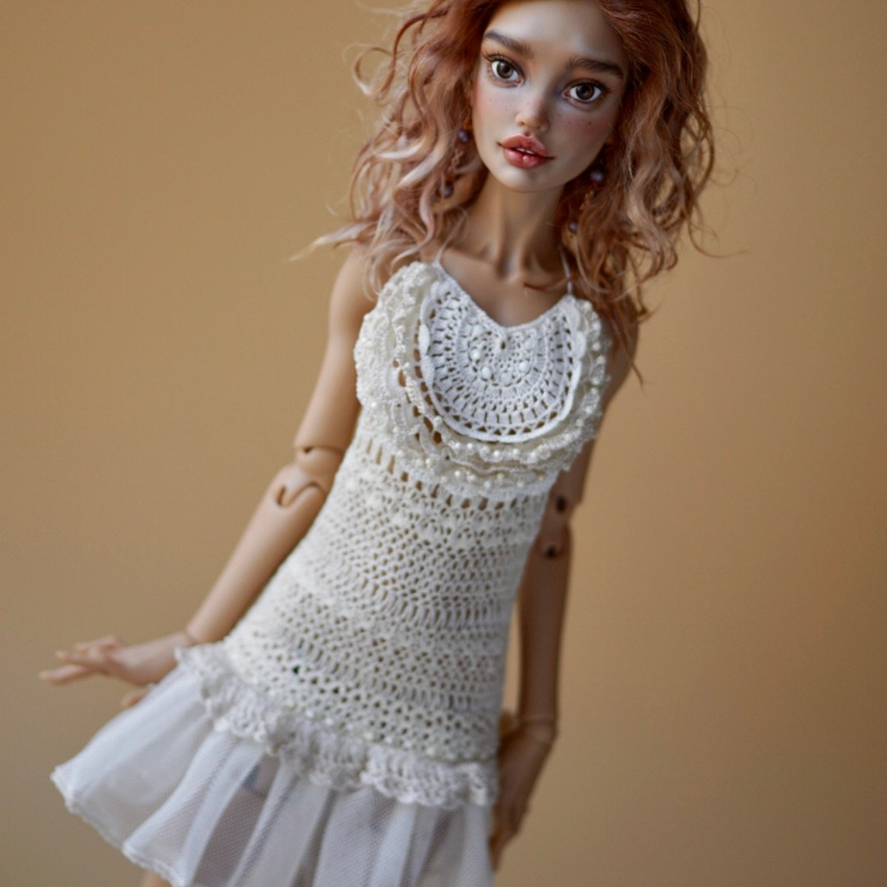 Ombra di seta: вязаное платье с кружевным лифом на кукле BJD со светлыми кудрями