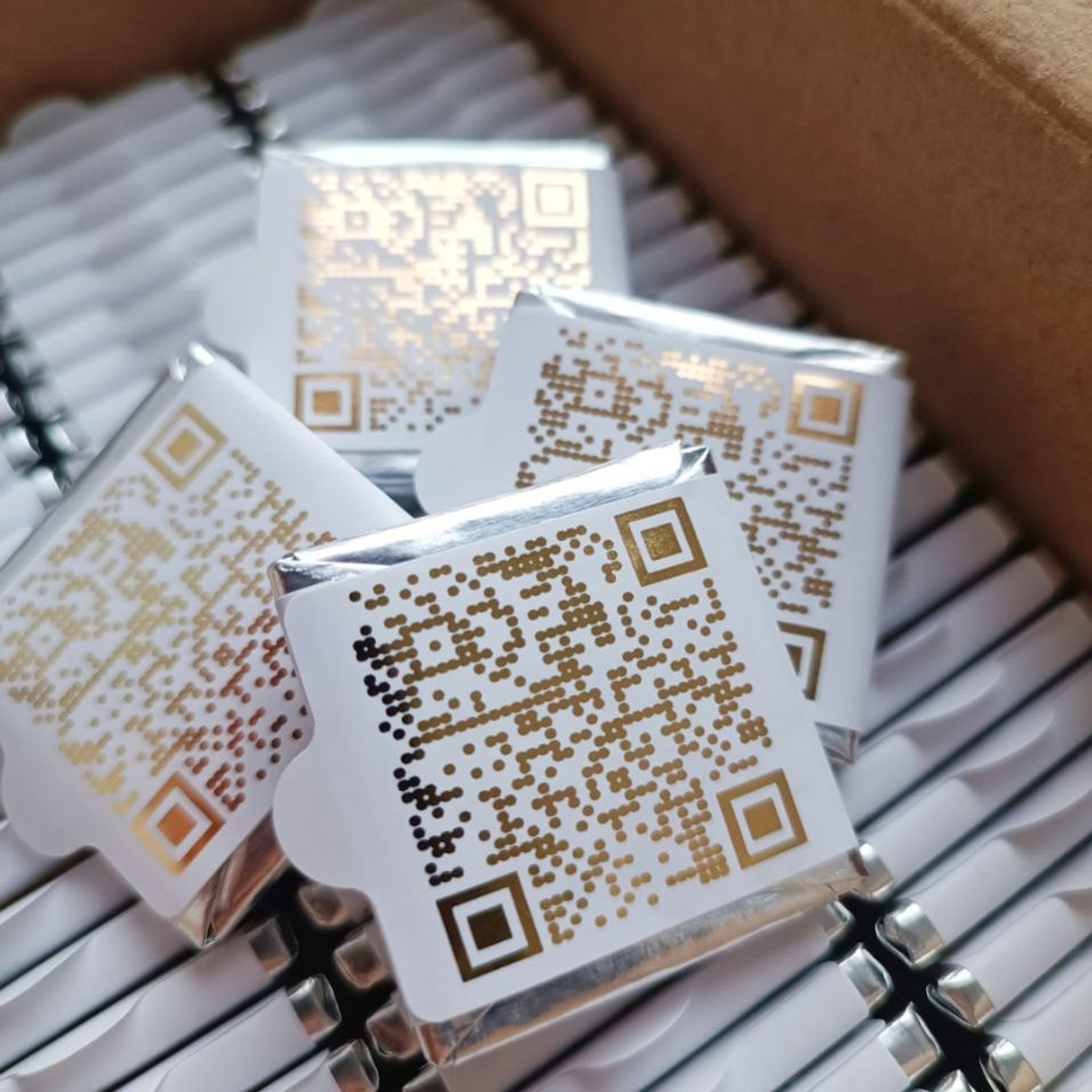 Печать на стикерах, этикетках для одежды, ленточках и наклейках в Приморско-Ахтарске. ФОТОСТИЛЬ, изготовление рекламной продукции в Приморско-Ахтарске