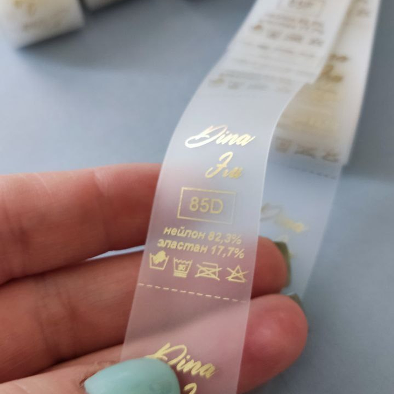 Печать на стикерах, этикетках для одежды, ленточках и наклейках в Приморско-Ахтарске. ФОТОСТИЛЬ, изготовление рекламной продукции в Приморско-Ахтарске