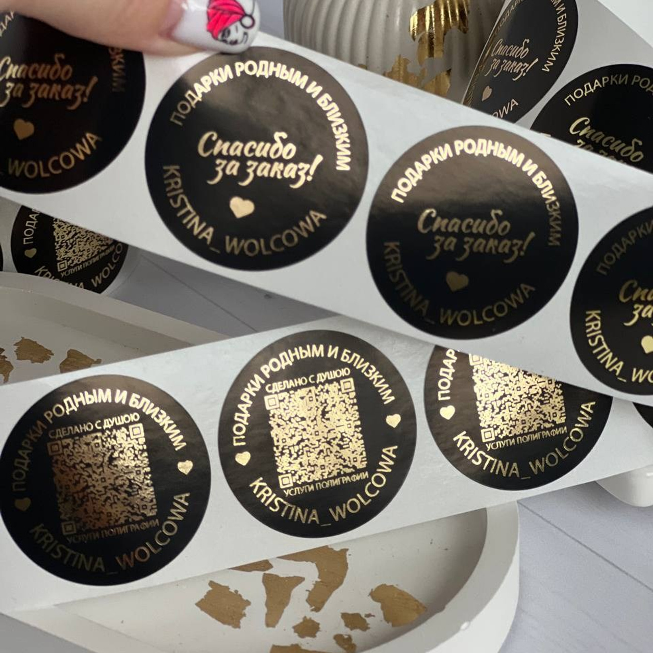 Печать на стикерах, этикетках для одежды, ленточках и наклейках в Приморско-Ахтарске. ФОТОСТИЛЬ, изготовление рекламной продукции в Приморско-Ахтарске