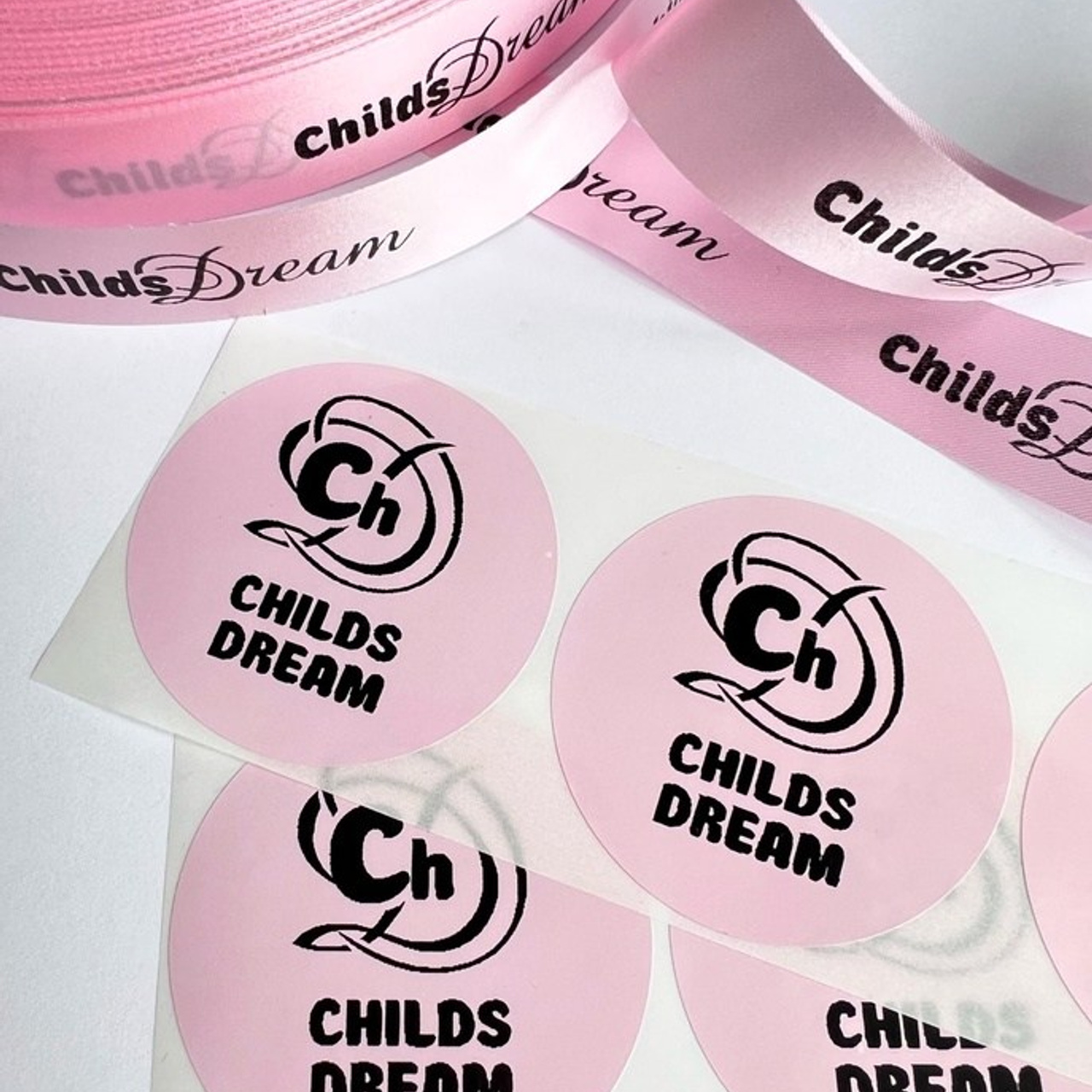 Печать на стикерах, этикетках для одежды, ленточках и наклейках в Приморско-Ахтарске. ФОТОСТИЛЬ, изготовление рекламной продукции в Приморско-Ахтарске