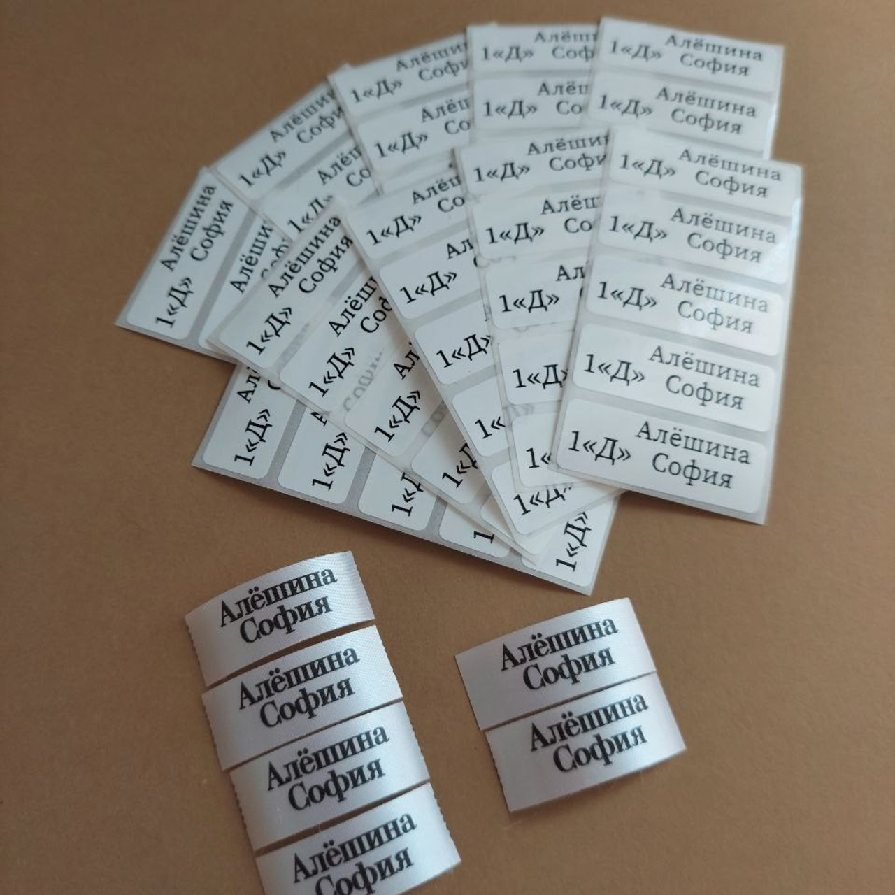 Печать на стикерах, этикетках для одежды, ленточках и наклейках в Приморско-Ахтарске. ФОТОСТИЛЬ, изготовление рекламной продукции в Приморско-Ахтарске