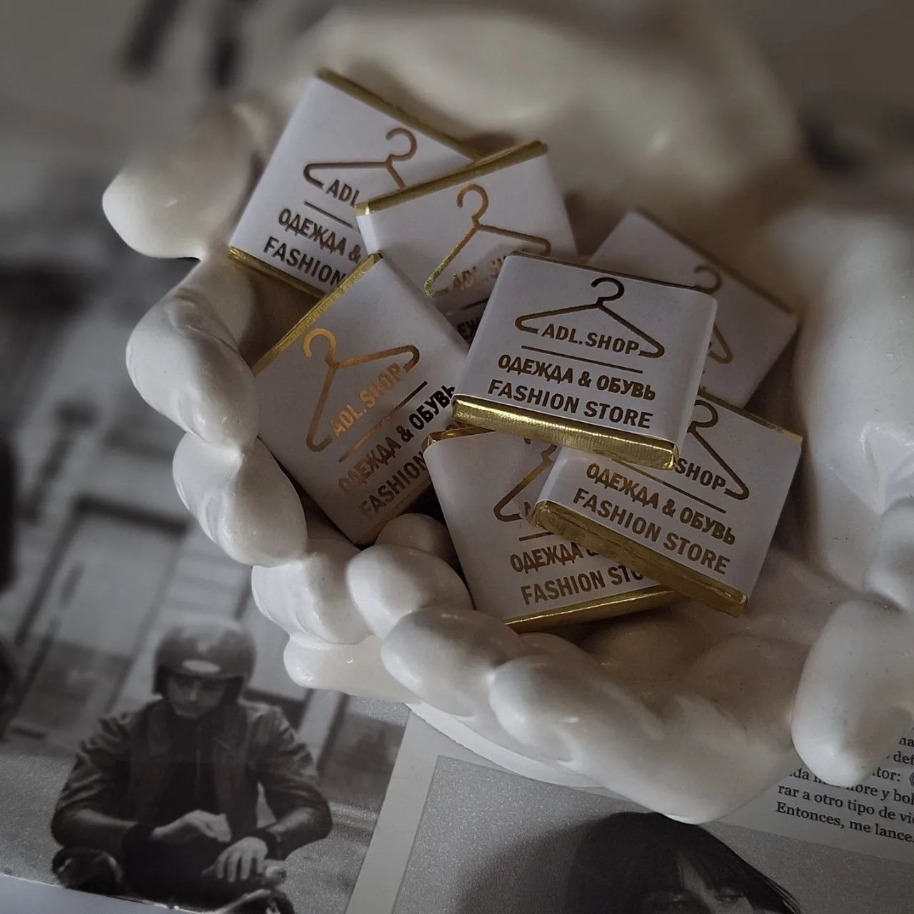 Печать на стикерах, этикетках для одежды, ленточках и наклейках в Приморско-Ахтарске. ФОТОСТИЛЬ, изготовление рекламной продукции в Приморско-Ахтарске