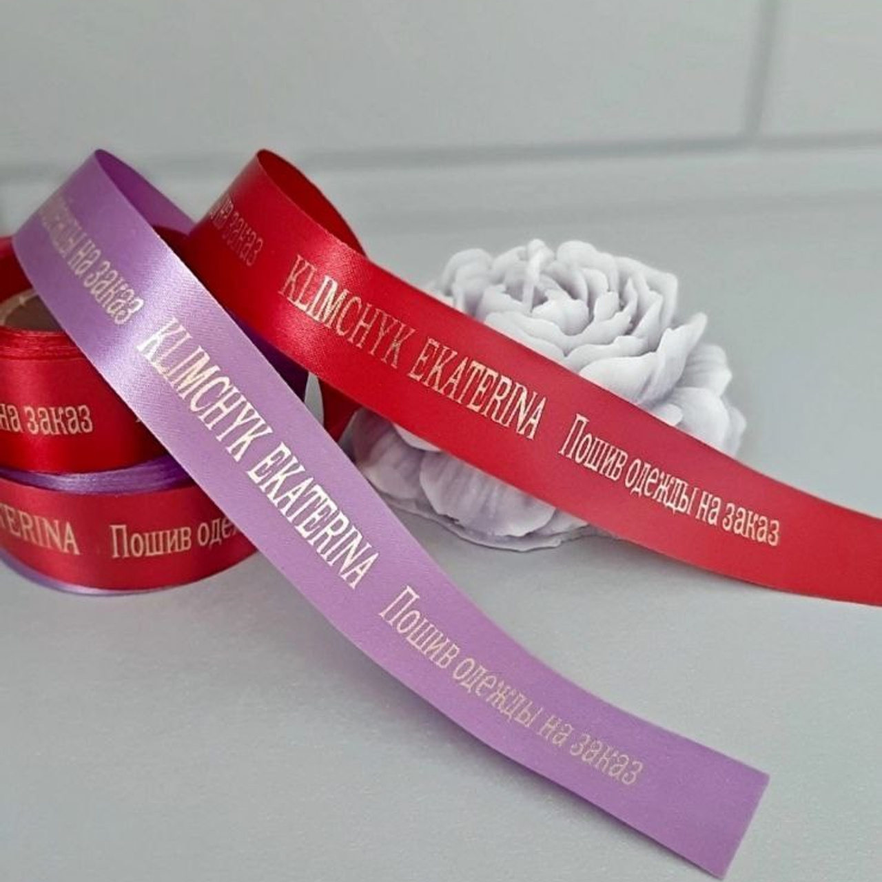 Печать на стикерах, этикетках для одежды, ленточках и наклейках в Приморско-Ахтарске. ФОТОСТИЛЬ, изготовление рекламной продукции в Приморско-Ахтарске