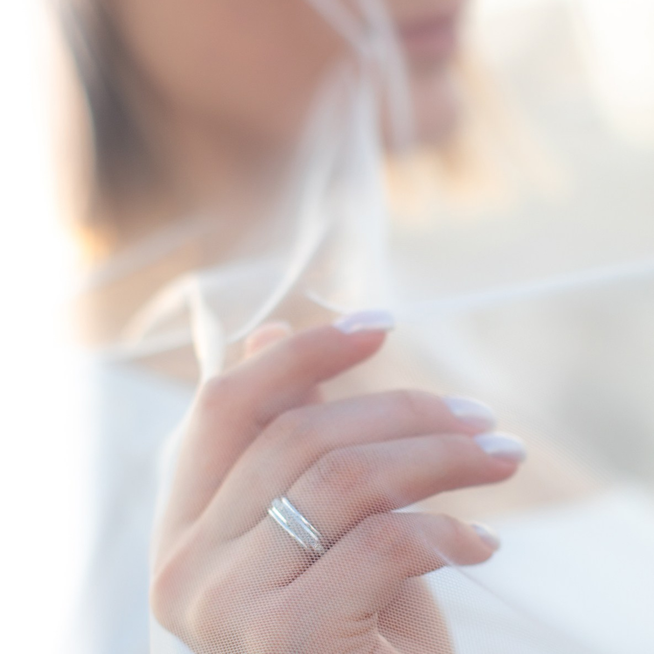 фотограф на свадьбе в Москве сфотографировал невесту которая держит фату 