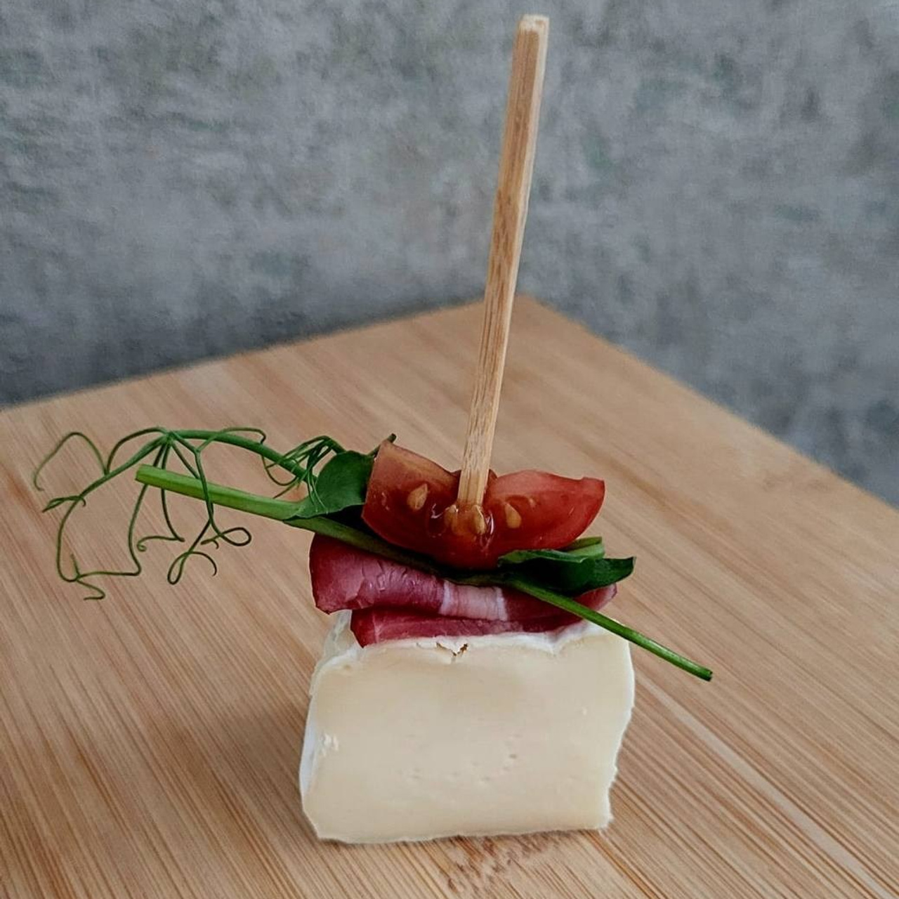 Канапе бри с бужениной. Кейтеринг, фуршеты, гастробоксы, авторские закуски в Уссурийске