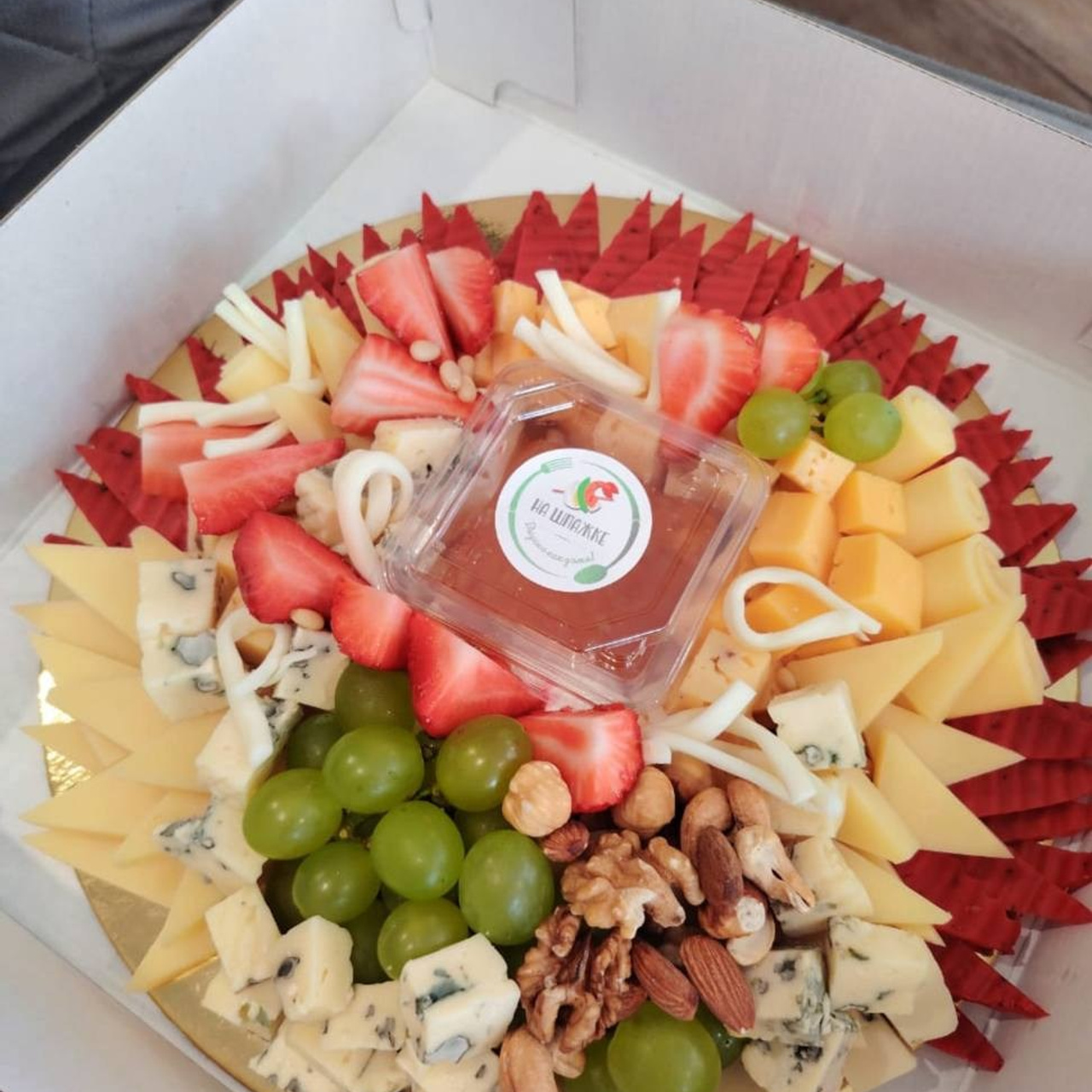Гастробокс «Сырное плато». Кейтеринг, фуршеты, гастробоксы, авторские закуски в Уссурийске