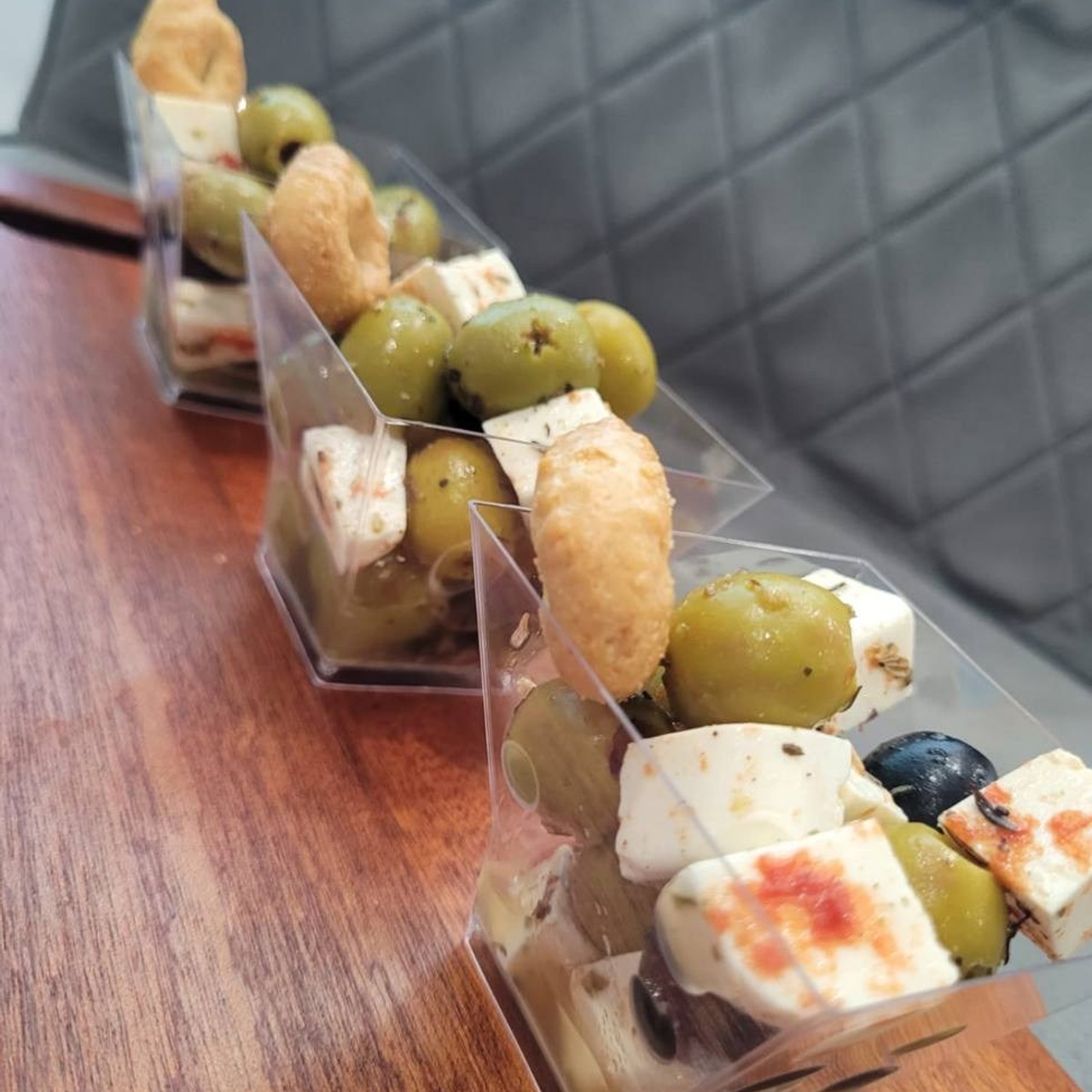 Закусочный стаканчик с оливками и сыром фета. Кейтеринг, фуршеты, гастробоксы, авторские закуски в Уссурийске