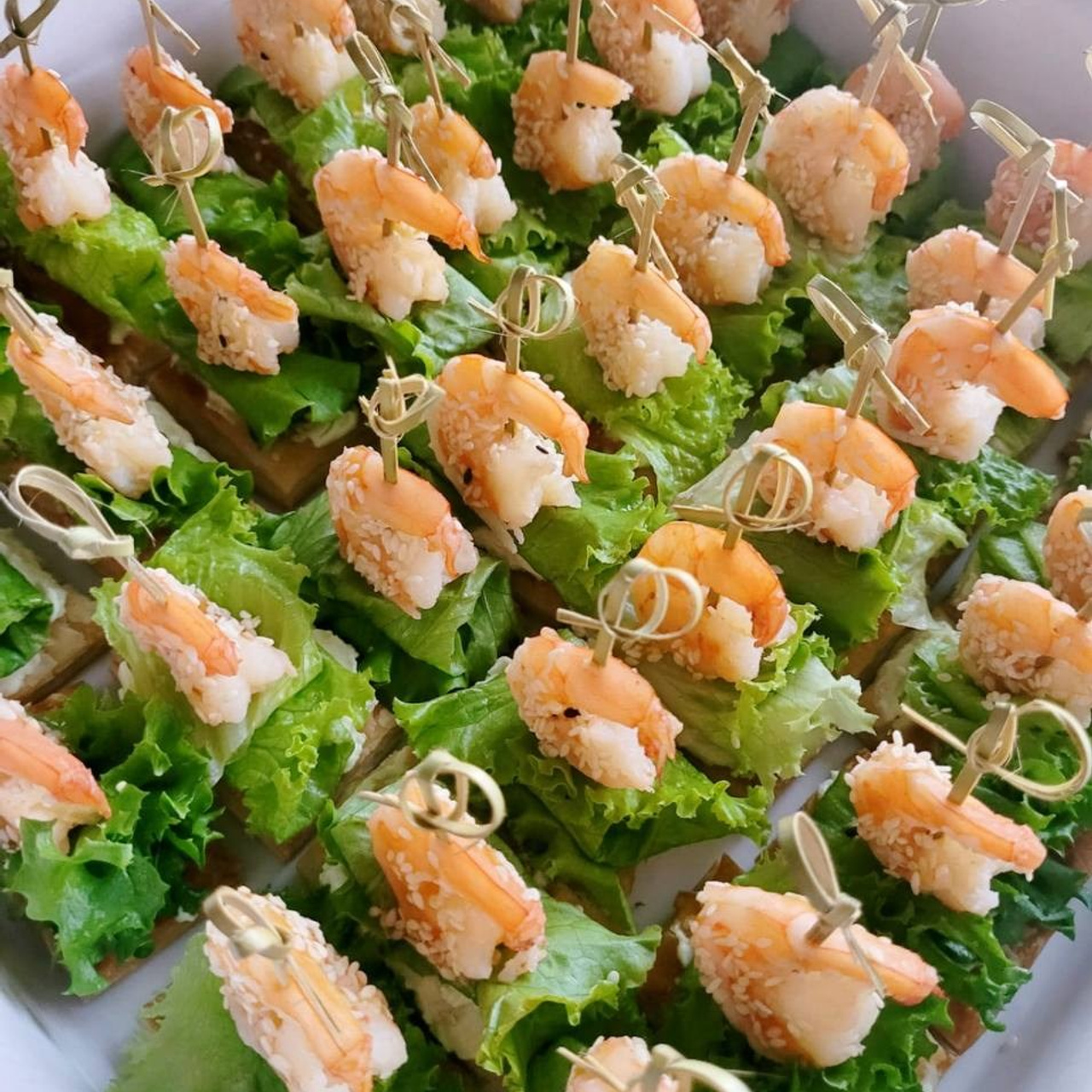 Канапе на слоеном тесте с креветкой. Кейтеринг, фуршеты, гастробоксы, авторские закуски в Уссурийске