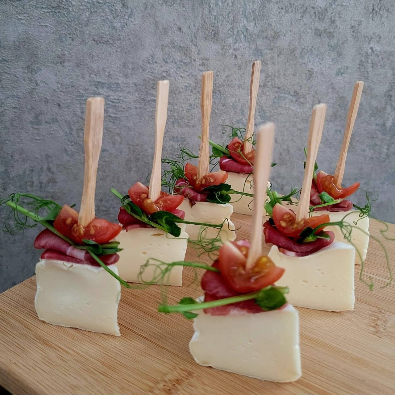 Канапе бри с бужениной. Кейтеринг, фуршеты, гастробоксы, авторские закуски в Уссурийске