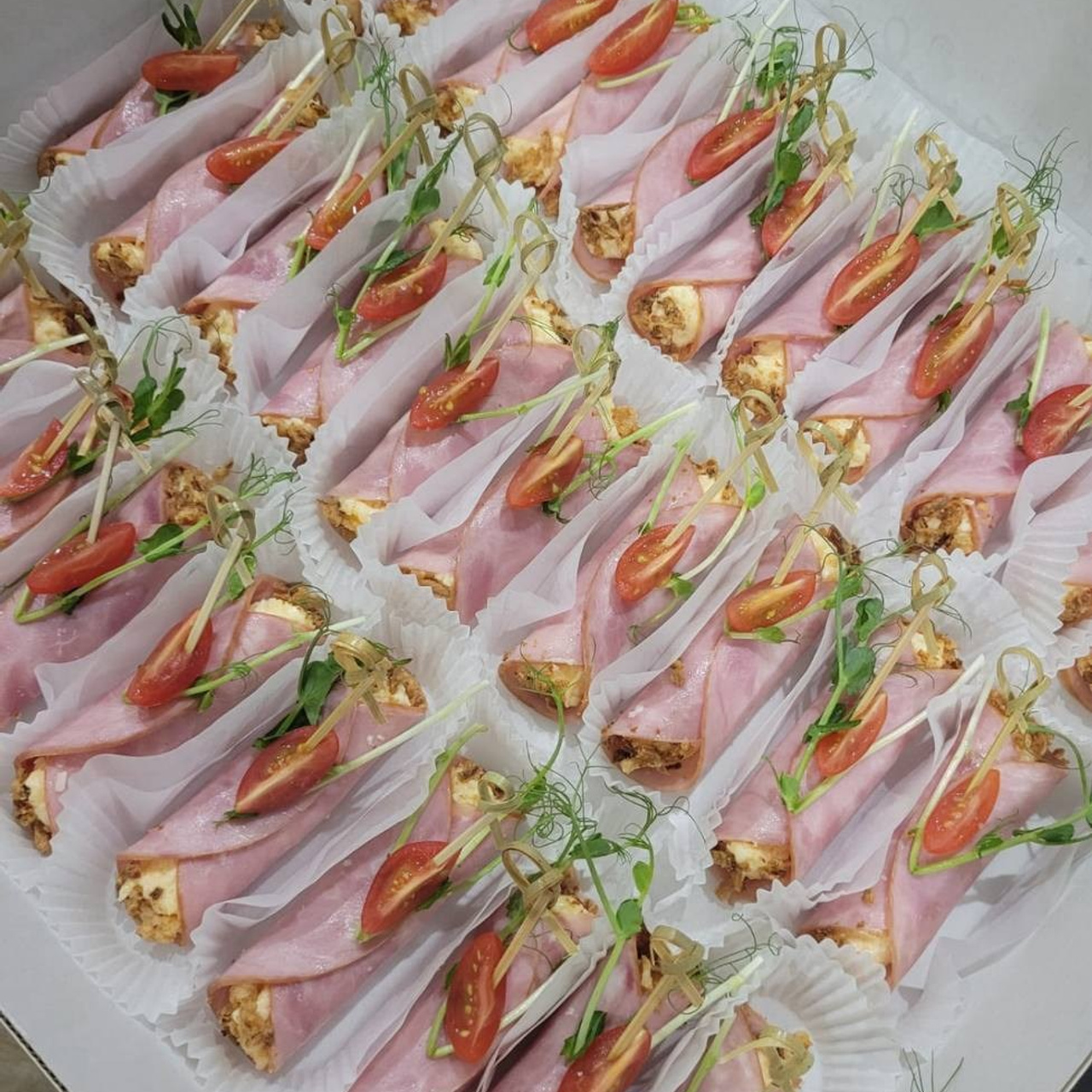 Рулетик из ветчины с 2 видами сыра. Кейтеринг, фуршеты, гастробоксы, авторские закуски в Уссурийске