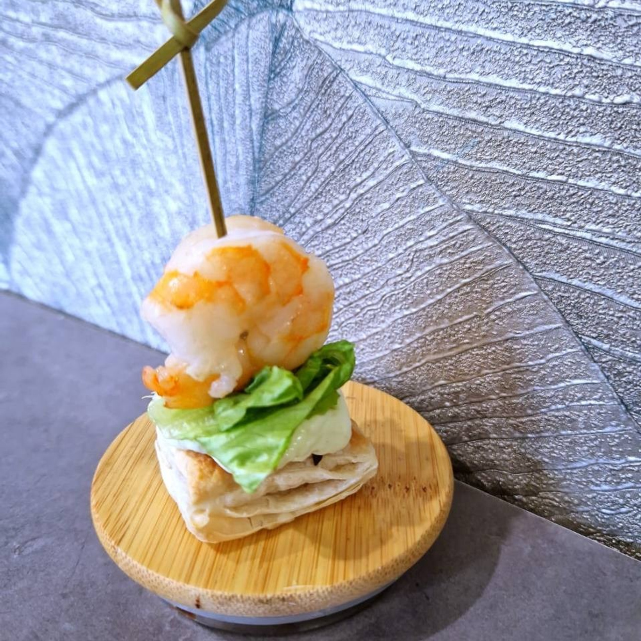 Канапе на слоеном тесте с креветкой. Кейтеринг, фуршеты, гастробоксы, авторские закуски в Уссурийске