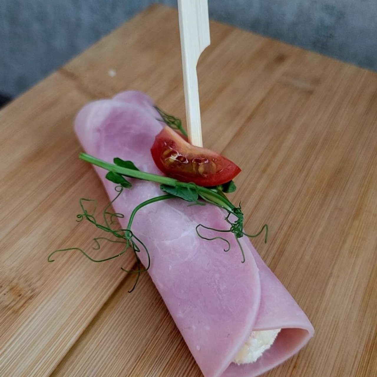 Рулетик из ветчины с 2 видами сыра. Кейтеринг, фуршеты, гастробоксы, авторские закуски в Уссурийске