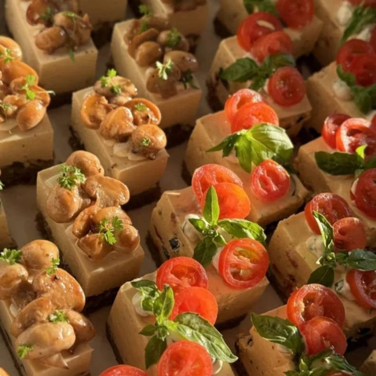 Несладкий чизкейк с вяленными помидорками. Кейтеринг, фуршеты, гастробоксы, авторские закуски в Уссурийске