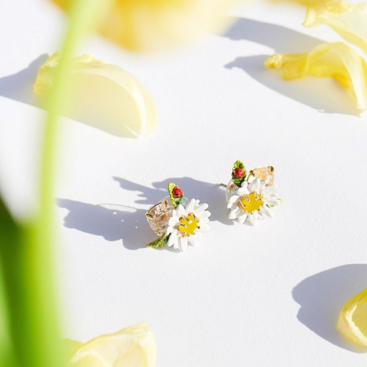 Предметное фото бижутерии - стильные акценты для вашего повседневного образа.