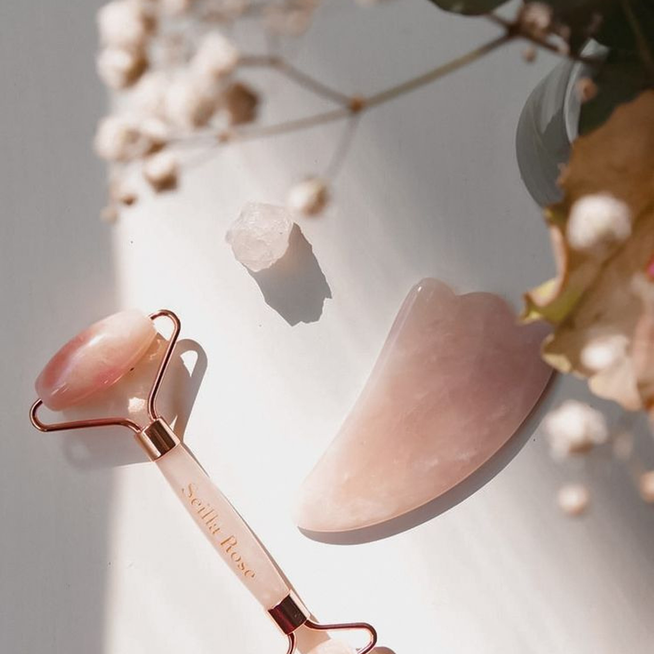 Предметное фото БАДов, витаминов и уходовой косметики - ваш выбор для заботы о себе и своем здоровье.