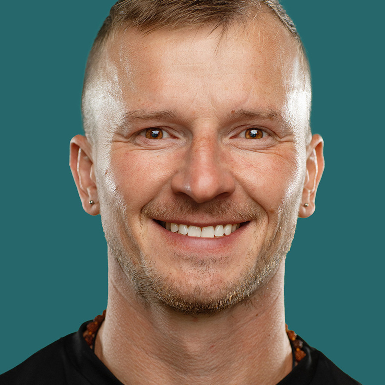 крупный портрет мужчина улыбается фитнес тренер