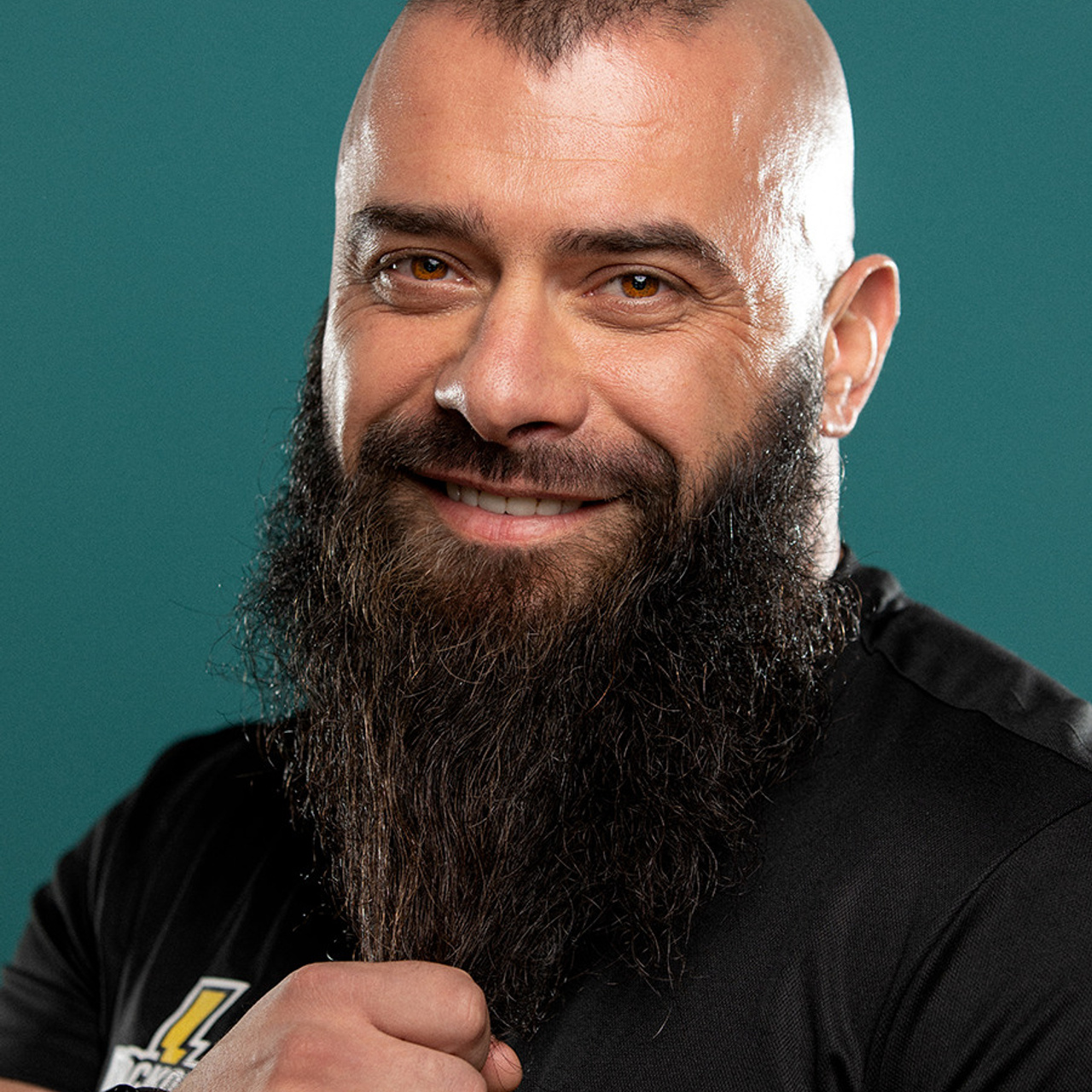 крупный портрет фитнес тренера в фитнес клубе