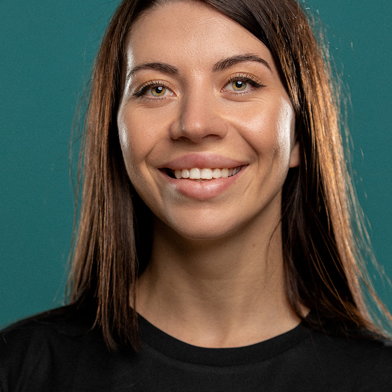 крупный портрет, девушка фитнес тренер улыбается