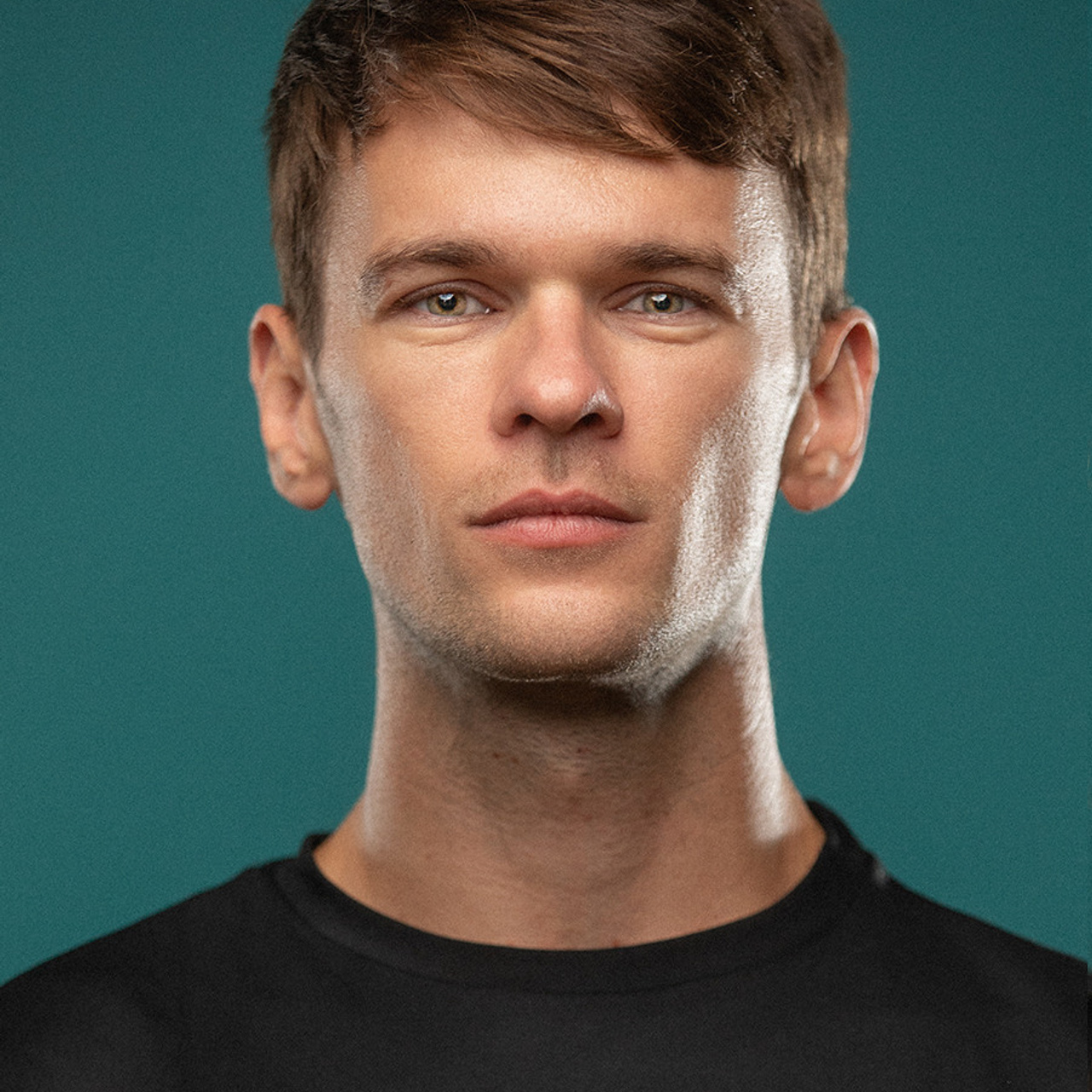 крупный портрет молодой парень фитнес тренер 