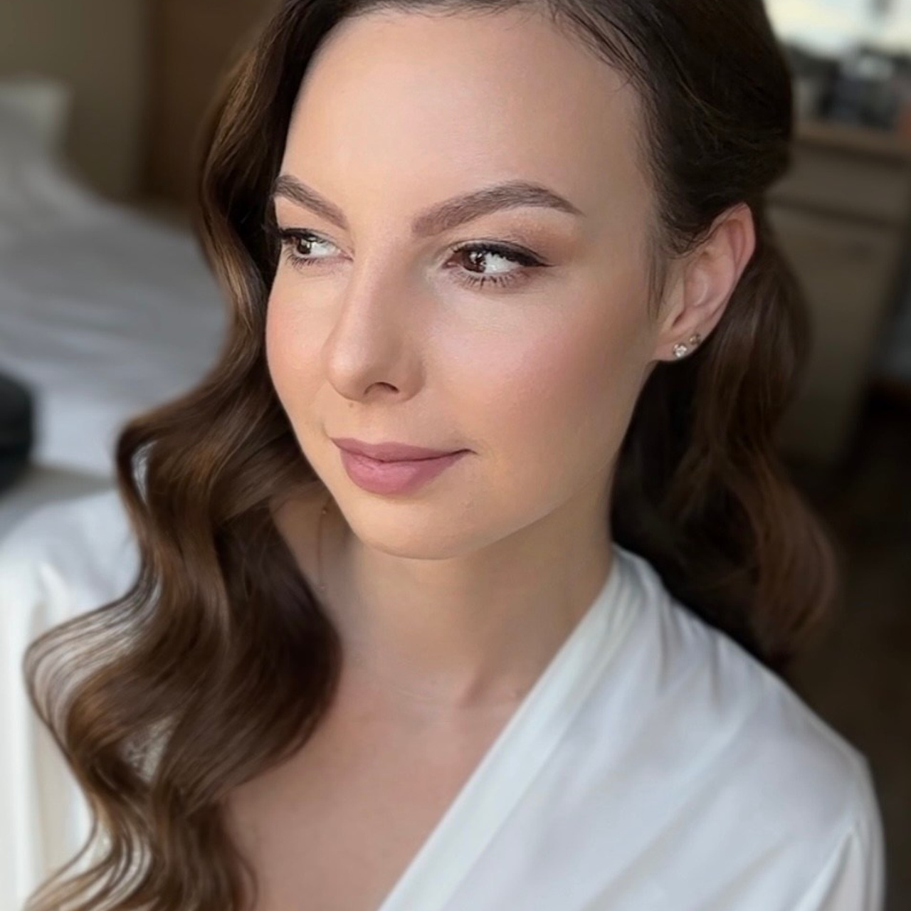 Нежный свадебный макияж со стрелкой и прическа голливудская волна