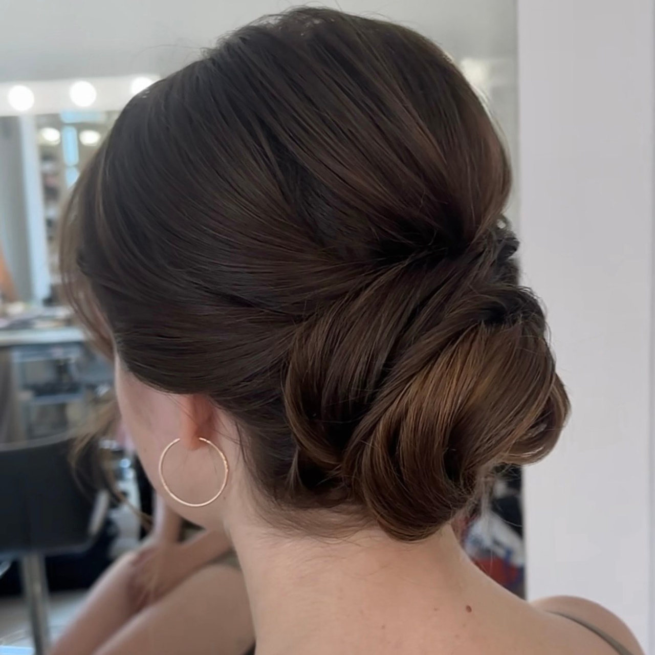 Свадебная прическа на длинные темные густые волосы