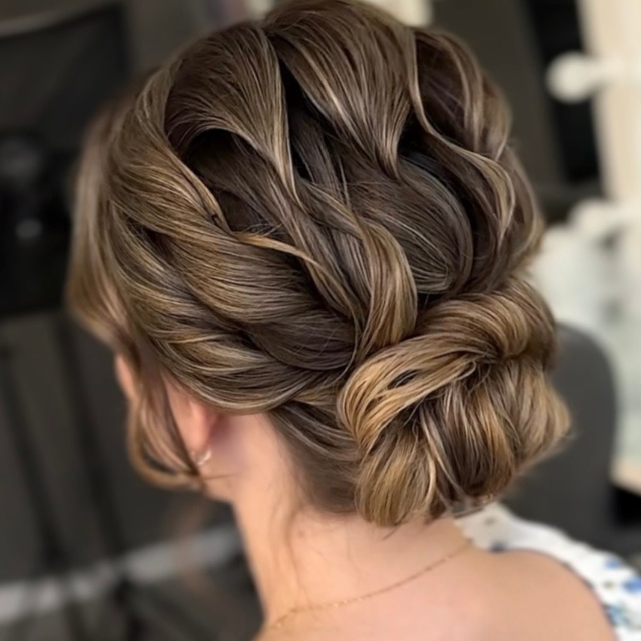 Низкий тектурный свадебный пучок