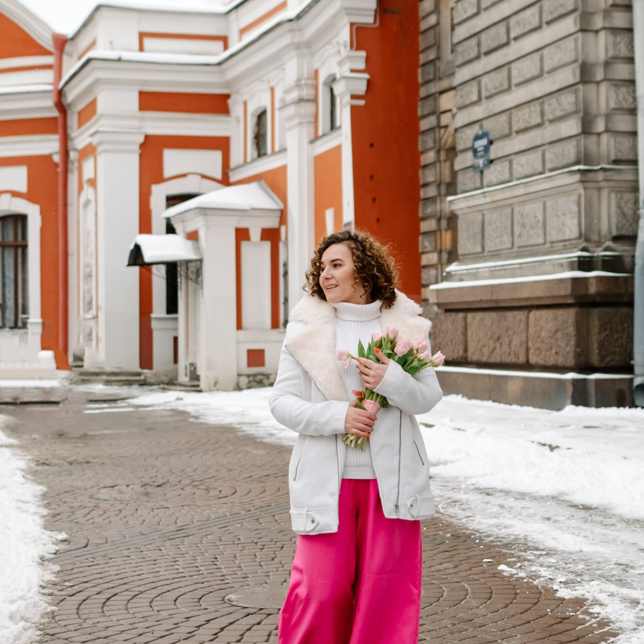 Юля с тюльпанами