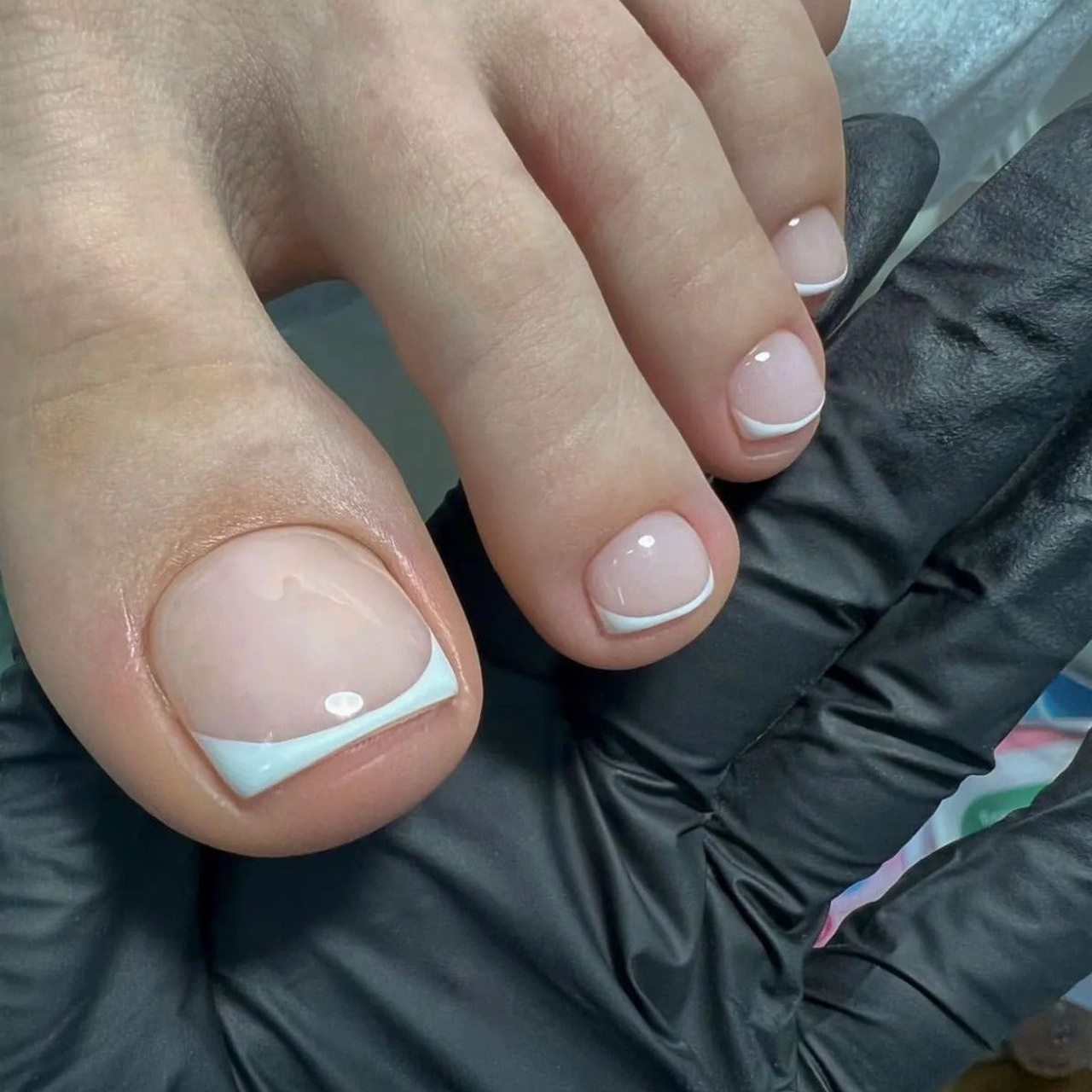 Педикюр с полной обработкой стопы + покрытие (стопа без видимых изменений) 3 000₽. Дизайн френч/лунки + 50 ₽/500 ₽.